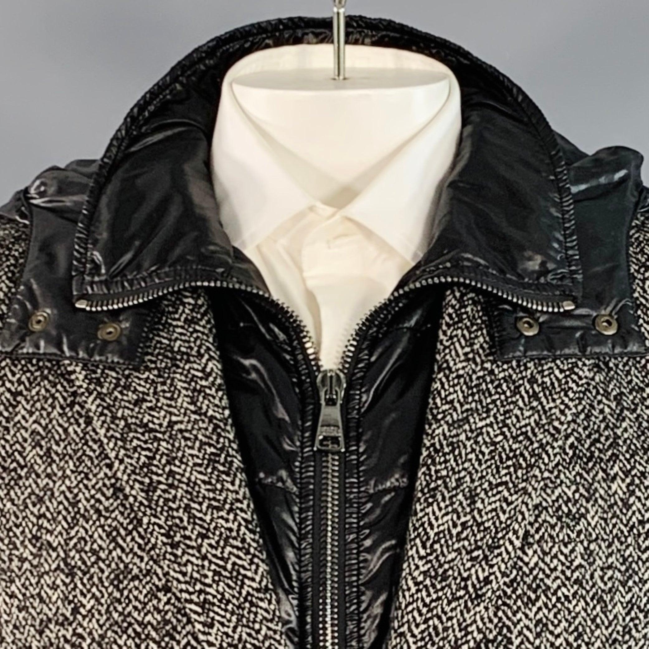 Cappotto sportivo Dolce & Gabbana
in tessuto misto acrilico nero e grigio con motivo a spina di pesce, sottofondo trapuntato simulato con cappuccio e chiusura a zip, rever a tacca, schiena a ventaglio singolo e chiusura a doppio bottone. Made in