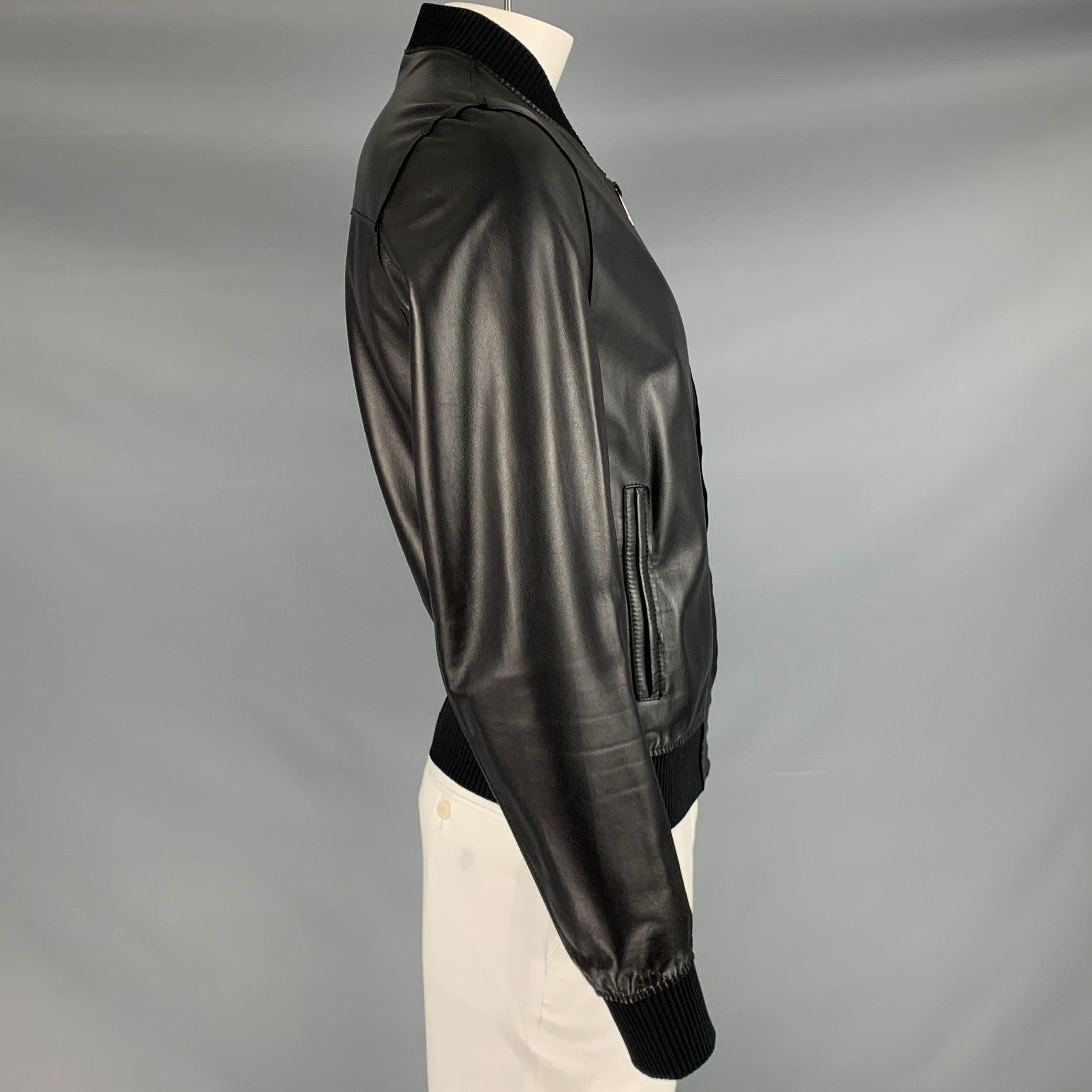 Giacca Dolce & Gabbana
in morbida pelle di agnello nera, con stile bomber, tasche a scatto e chiusura a zip. Made in Italy.Ottime condizioni di usato. Segni minori. 

Contrassegnato:   IT 52 

Misure: 
 
Spalla: 17,5 pollici Petto: 42 pollici