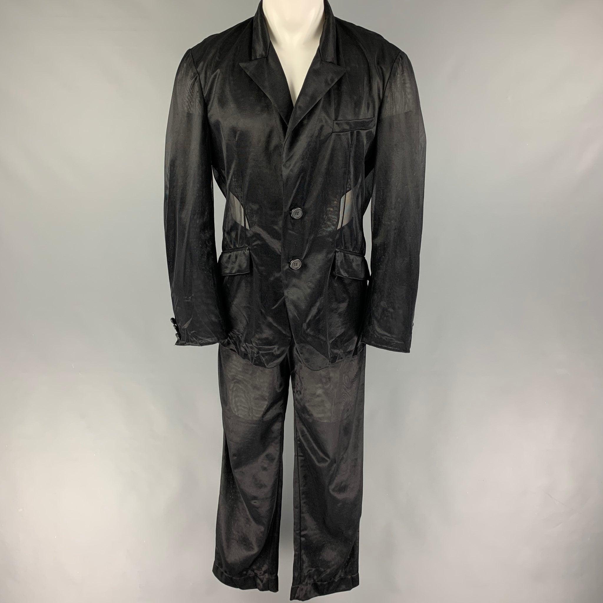 Completo vintage di Dolce & Gabbana in poliammide nera trasparente che comprende un cappotto sportivo monopetto a due bottoni con bavero a punta e pantaloni piatti abbinati. Prodotto in Italia. Buone condizioni d'uso. 

Contrassegnato:   52