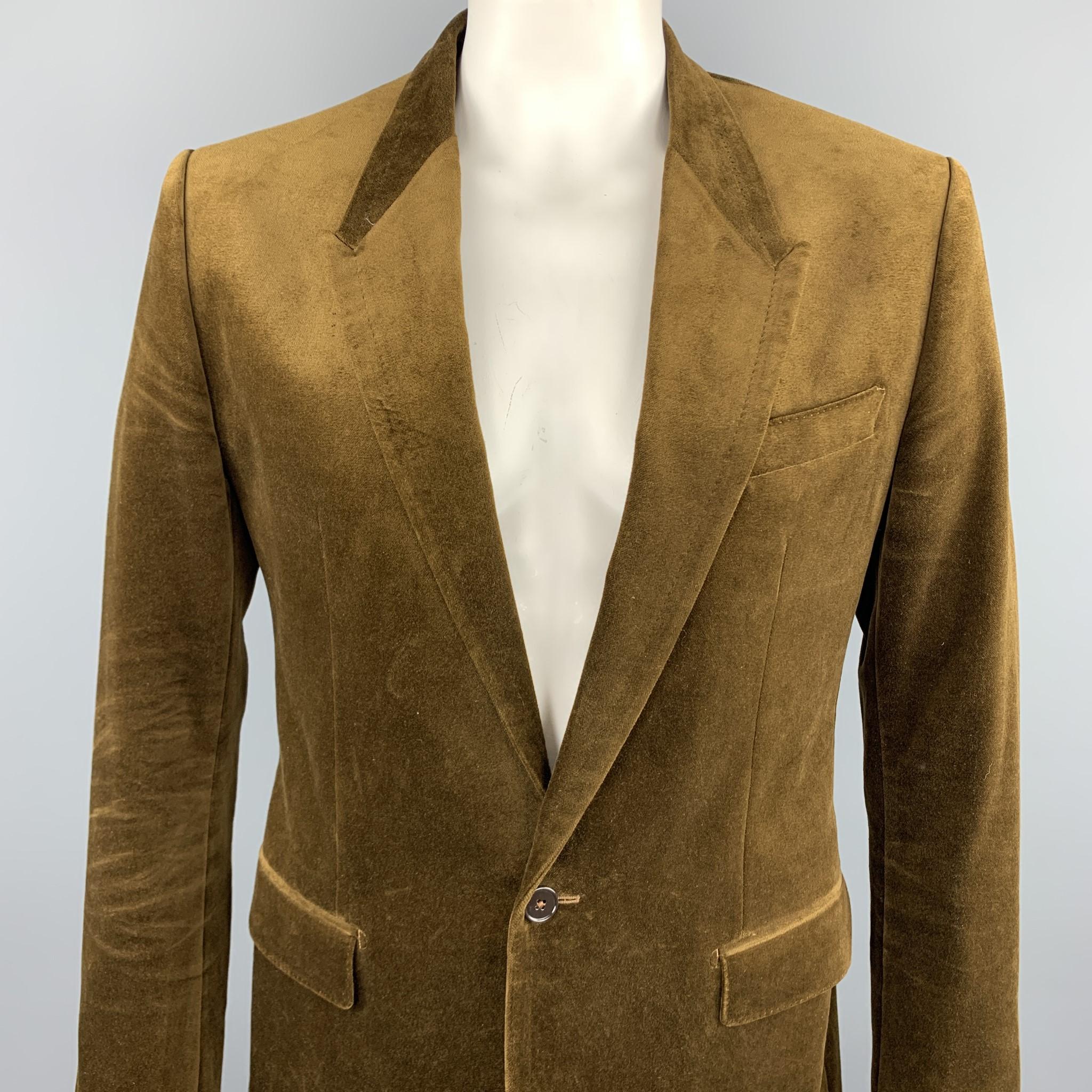 DOLCE & GABBANA sport coat comes in a brown velvet featuring a peak lapel style, flap pockets, and a single button closure. Made in Italy.

Very Good Pre-Owned Condition.
Marked: IT 54

Measurements:

Shoulder: 19 in. 
Chest: 44 in. 
Sleeve: 27 in.