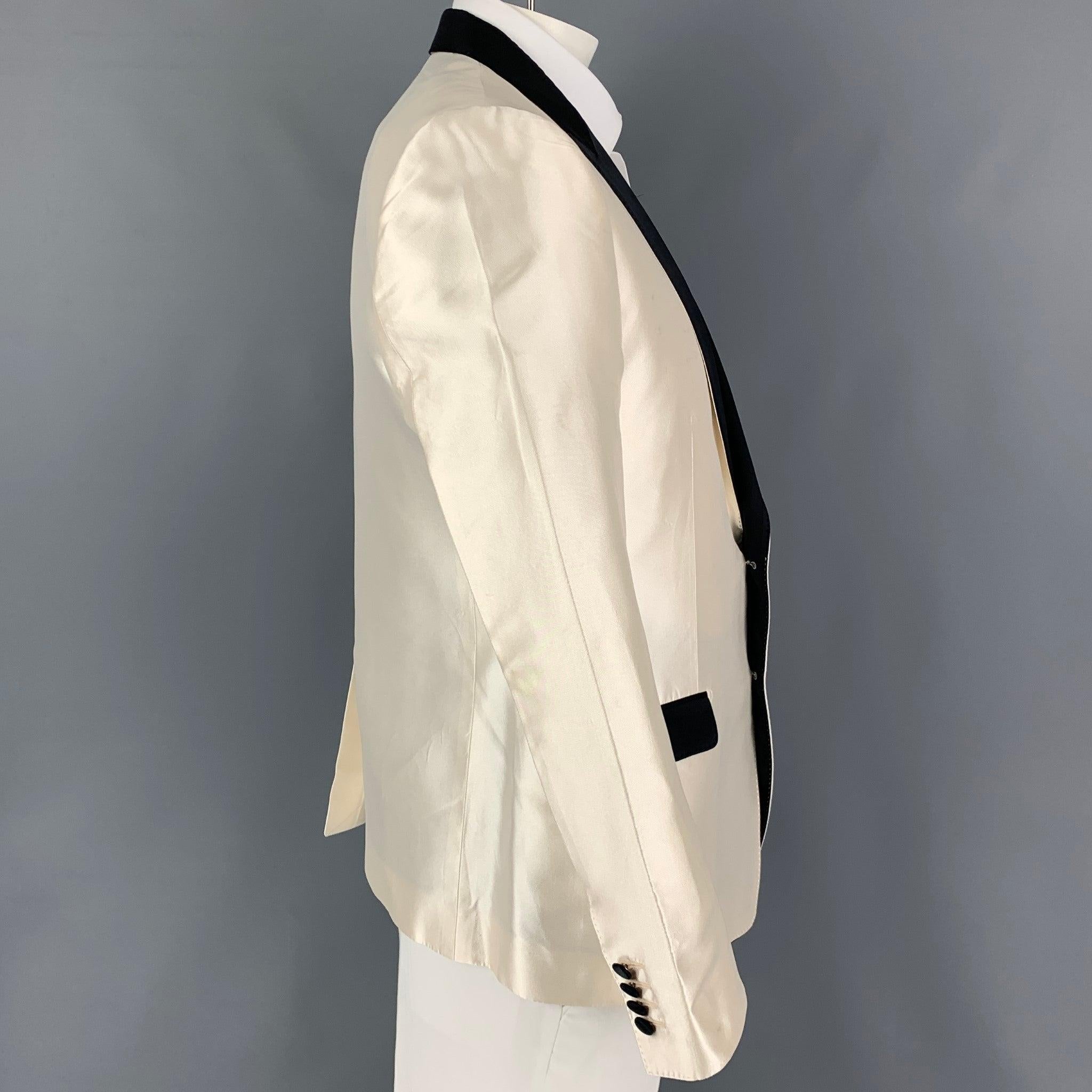 DOLCE & GABBANA sport coat comes in a beige & black silk blend with a full liner featuring a peak lapel, flap pockets, single back vent, and a double button closure. Made in Italy.
Good
Pre-Owned Condition.
Moderate discoloration throughout. As-is. 