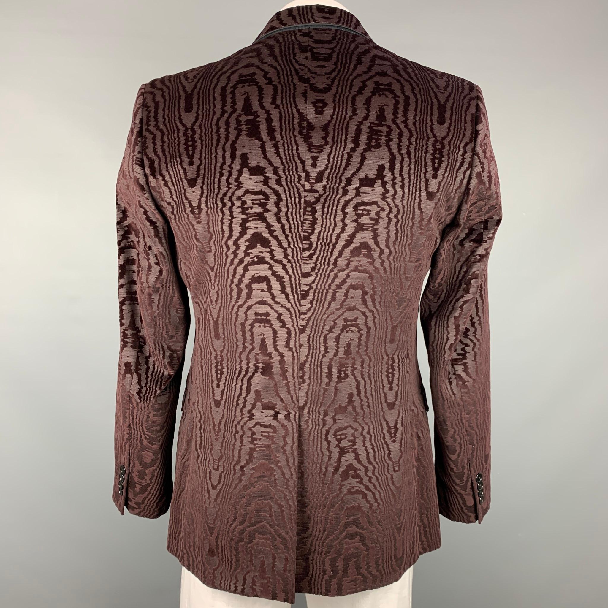 DOLCE & GABBANA Size 44 Regular Burgundy Jacquard Cotton / Silk Sport Coat In Good Condition In San Francisco, CA