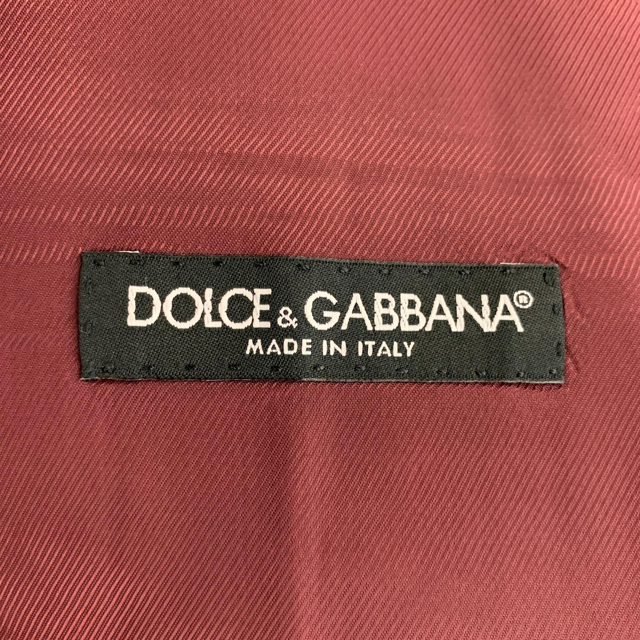 Men's DOLCE & GABBANA  Size 46 Solid Wool &  Mohair Buttoned Burgundy Vest For Sale
