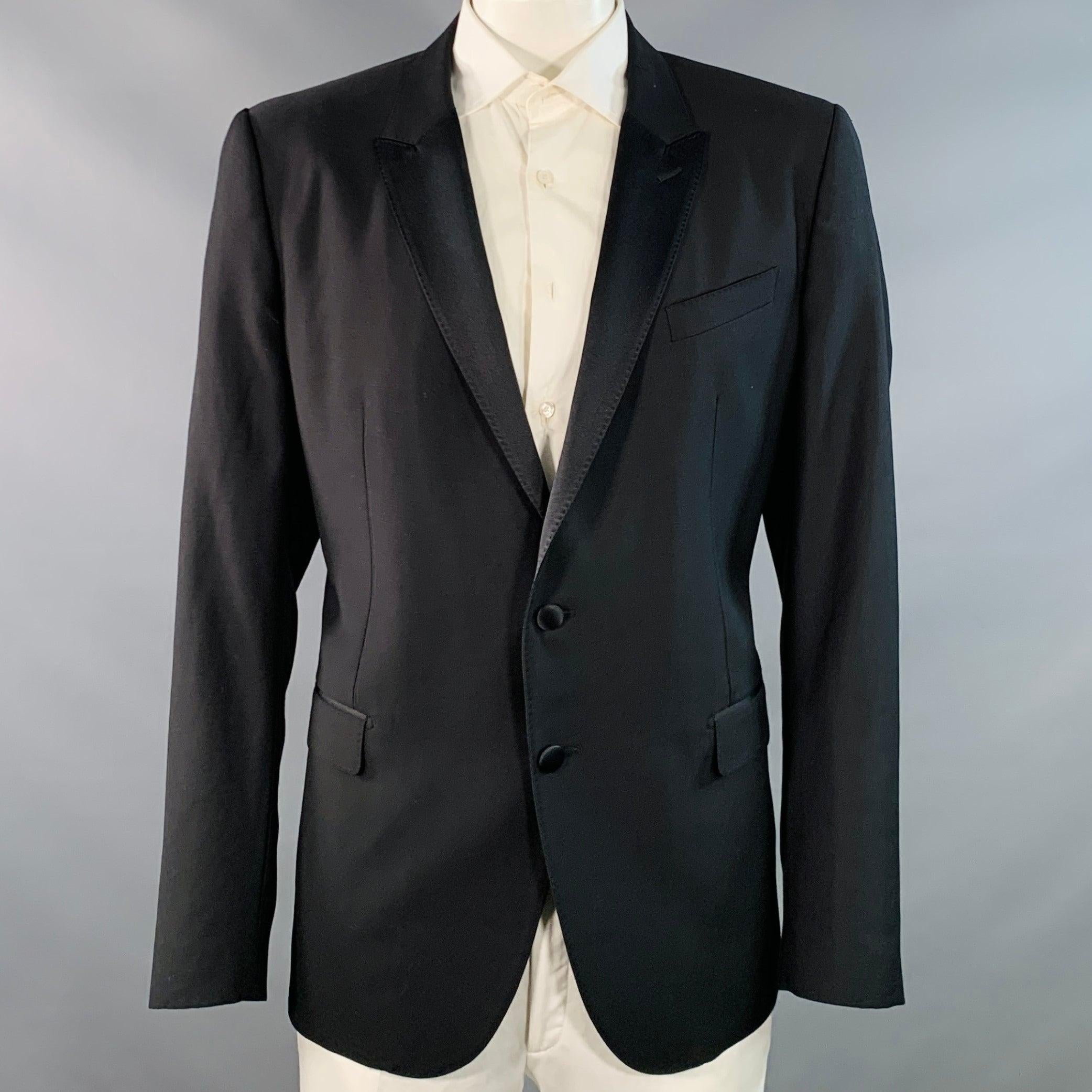 Dolce & Gabbana MARTINI cappotto sportivo smoking
in misto lana vergine e seta nera, con revers a lancia in raso tono su tono, spacco posteriore singolo e chiusura a due bottoni. Nota: questo capo è stato modificato professionalmente, ti preghiamo