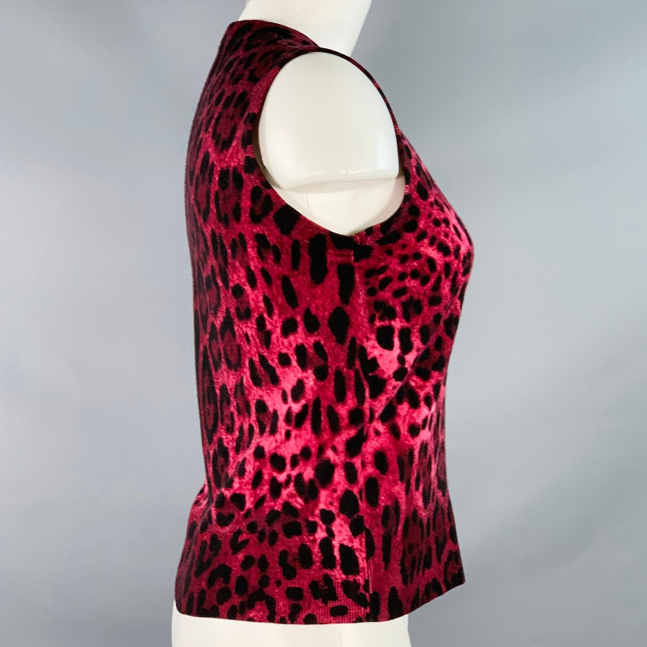 DOLCE & GABBANA pullover
in a black and purple wool knit featuring an all over animal print pattern, sleeveless design with rib knit trim, and pullover closure. Made in Italy.Excellent Pre-Owned Condition. 

Marked:   size not marked 

Measurements: