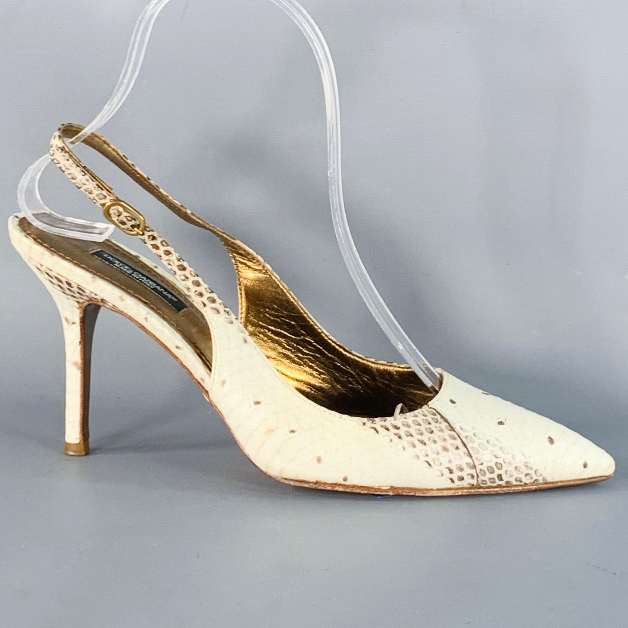 Escarpins DOLCE & GABBANA
en cuir de serpent beige et marron, avec un style escarpin, un bout pointu et une fermeture à glissière. Fabriqué en Italie. Très bon état. Signes d'usure modérés sur les semelles. 

Marqué :   5927 36.5 

Mesures : 
 