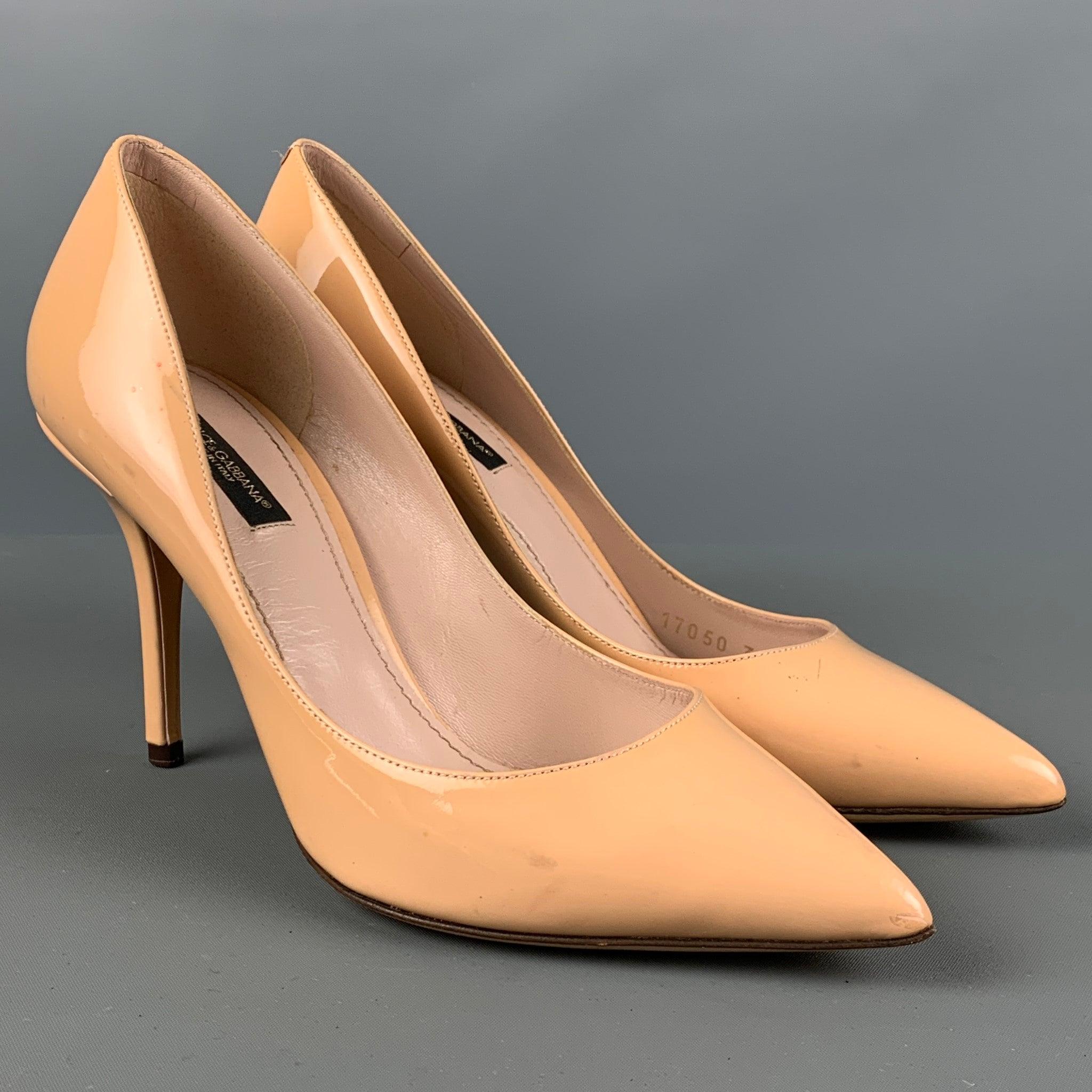 Les escarpins DOLCE & GABBANA sont réalisés en cuir verni beige et présentent un bout pointu et un talon aiguille. Fabriquées en Italie. Bon état d'origine. Légère usure. 

Marqué :   17050 37 

Mesures : 
  Talon : 4 pouces 
  
  
 
Référence :