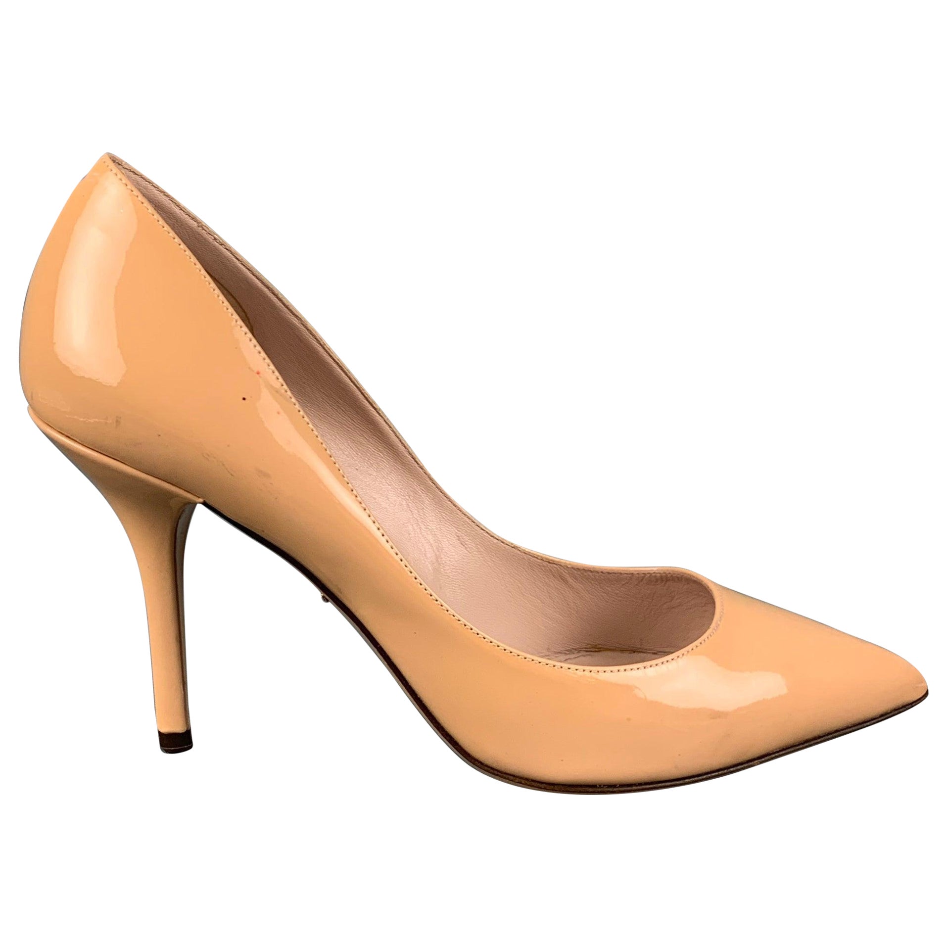 DOLCE & GABBANA Bombas con punta de charol beige talla 7