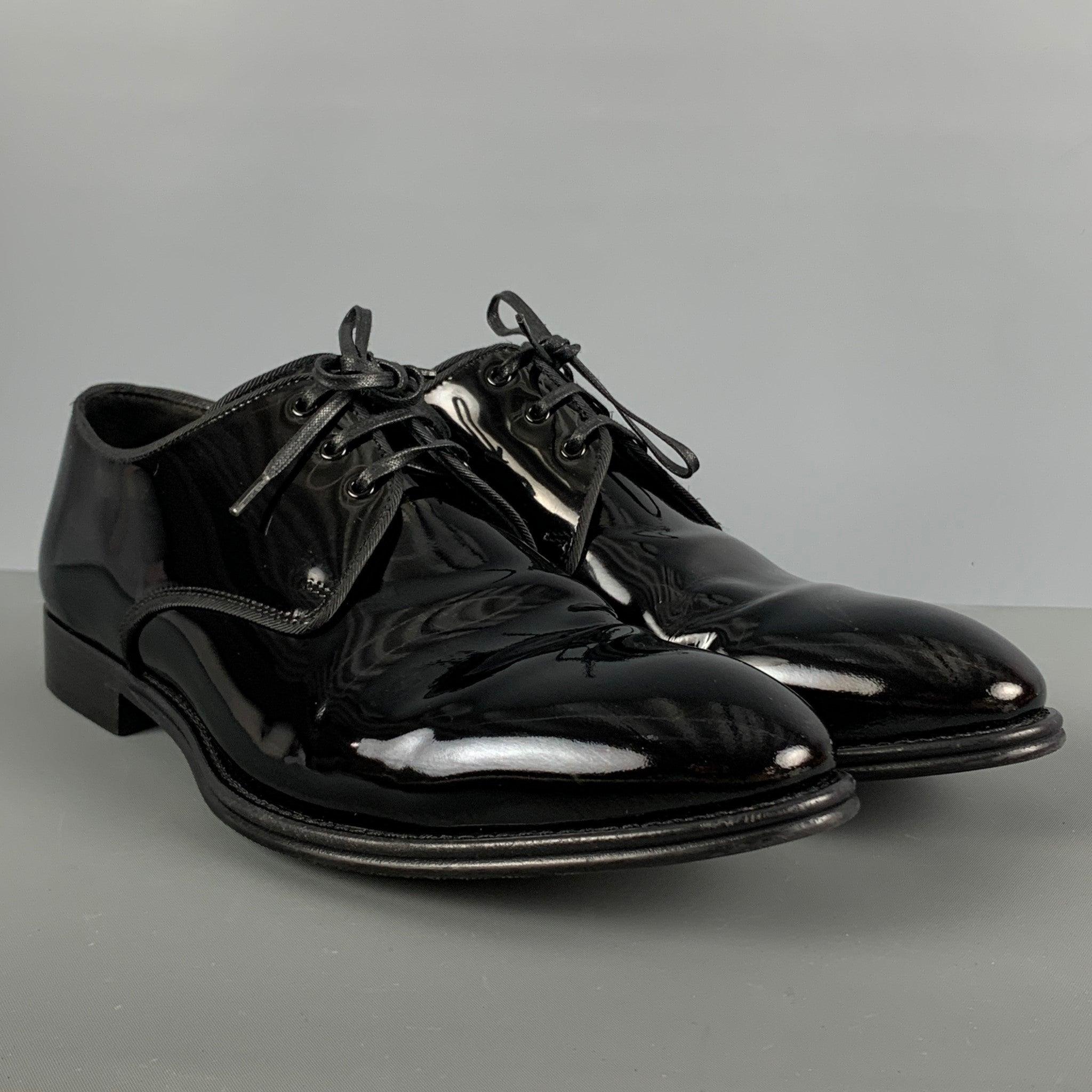 DOLCE & GABBANA shoes comes in a black patent leather featuring a classic style, pointed toe, and a lace up closure. Includes box. Made in Italy.Excellent Pre-Owned Condition. 

Marked:   A10158 7 1/2Outsole: 12 inches  x 4.5 in
  
  
 
Reference: