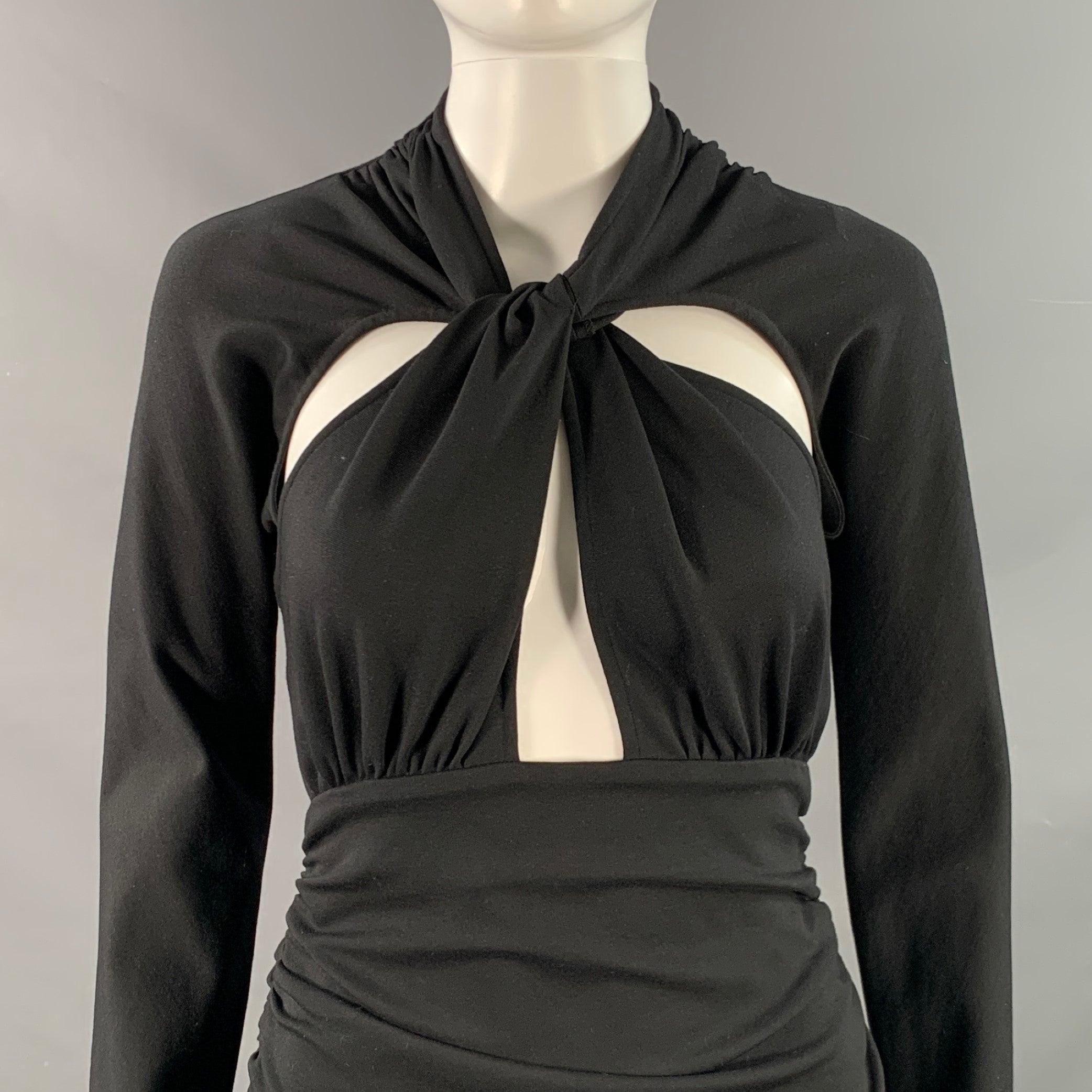 Robe de cocktail DOLCE & GABBANA
en viscose noire mélangée extensible, avec un style bodycon ajusté, des côtés froncés, un corsage aux découpes étonnantes et des manches longues. Fabriqué en Italie. Excellent état. 

Marqué :   IT 44 

Mesures : 
