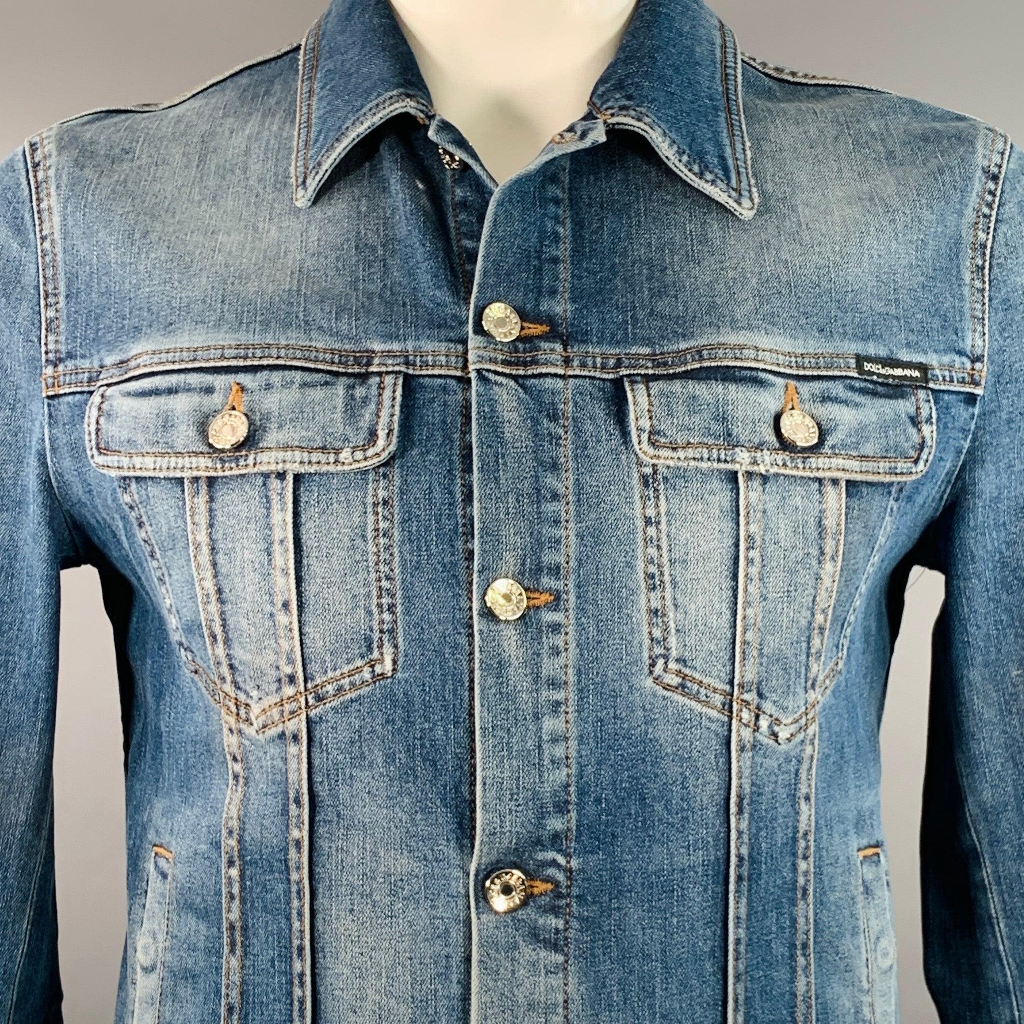Dolce & Gabbana Giacca trucker tipo III
in denim blu in misto cotone elasticizzato con colletto ampio, quattro tasche (due con patta e due a scomparsa) e chiusura con bottoni. Made in Italy. Eccellente condizione di usato. 

Contrassegnato:   IT 52