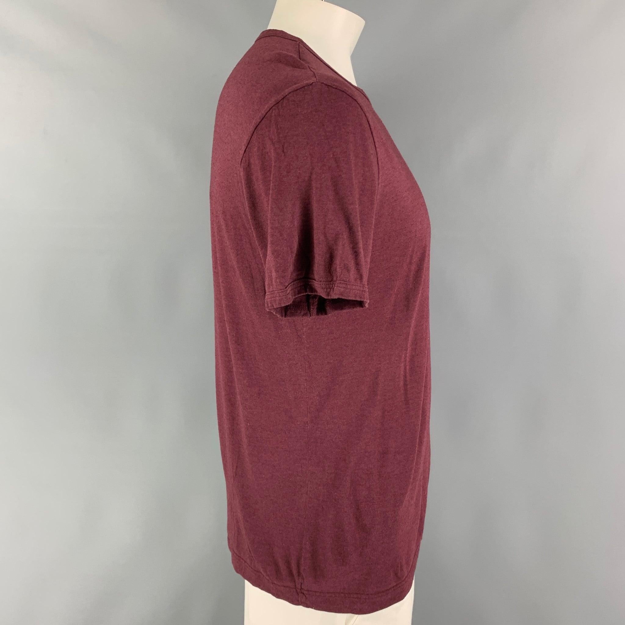DOLCE & GABBANA t-shirt comes in a burgundy cotton featuring a crew-neck. Made in Italy.Very Good
Pre-Owned Condition. 

Marked:   L 

Measurements: 
 
Shoulder: 19 inches Chest: 40 inches Sleeve: 9 inches Length: 28 inches 
  
  
 
Reference: