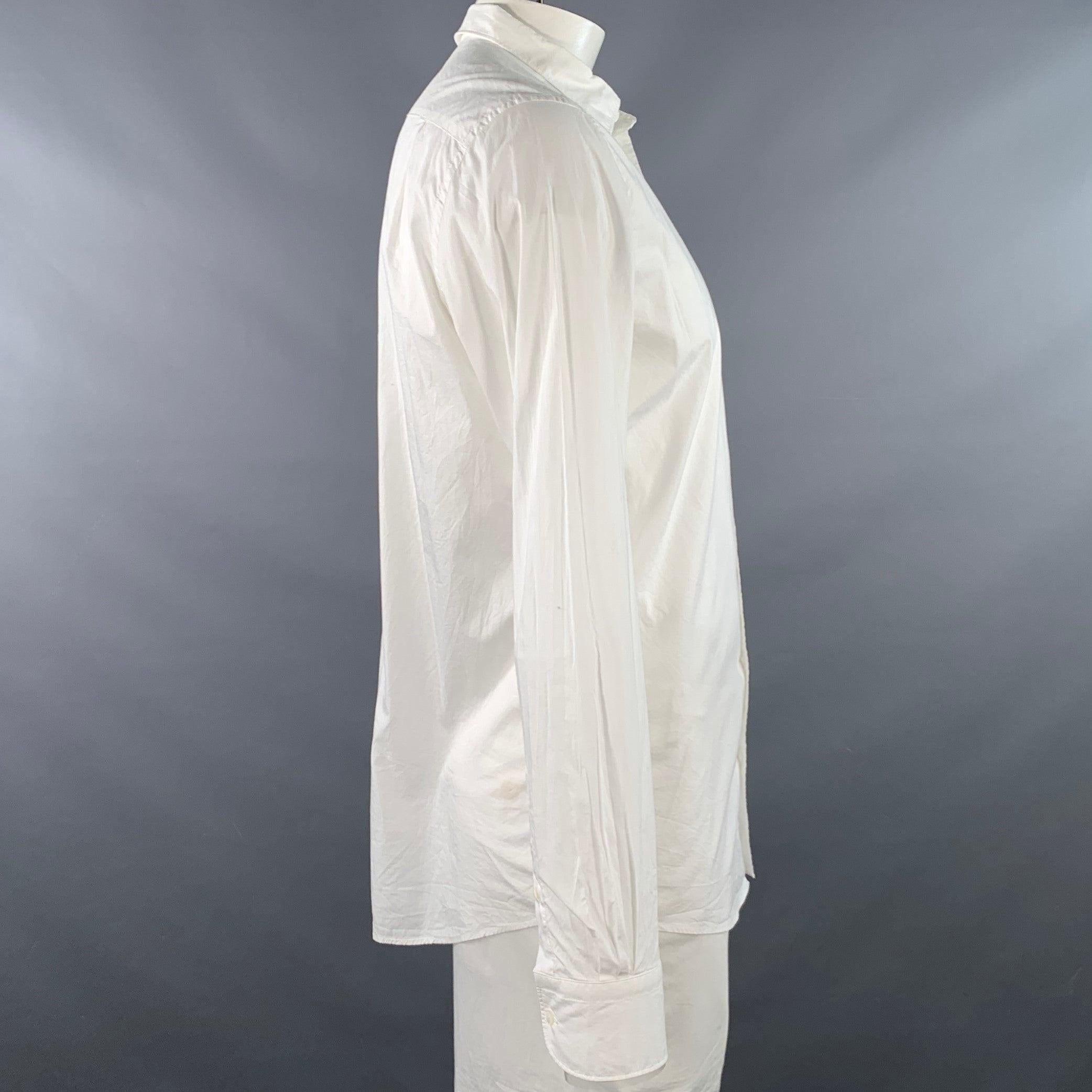 Chemise à manches longues DOLCE & GABBANA en coton blanc, avec col rond, poignets ronds à un bouton et fermeture à bouton. Fabriqué en Italie. Excellent état. 

Marqué :   16.5/42 

Mesures : 
 
Épaule : 17 pouces Poitrine : 44 pouces Manches : 27