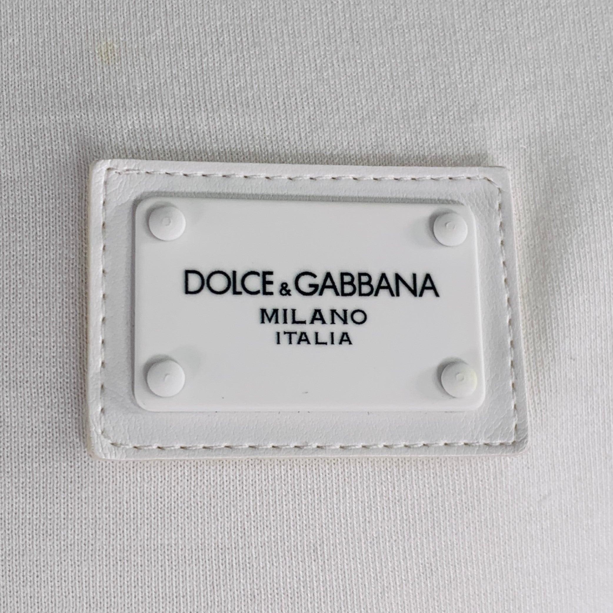 DOLCE & GABBANA t-shirt
in a white cotton jersey featuring white D&G patch, short sleeves, and crew neck. Made in Italy.Excellent Pre-Owned Condition. 

Marked:   IT 52 

Measurements: 
 
Shoulder: 19 inches Chest: 46 inches Sleeve: 8 inches Length: