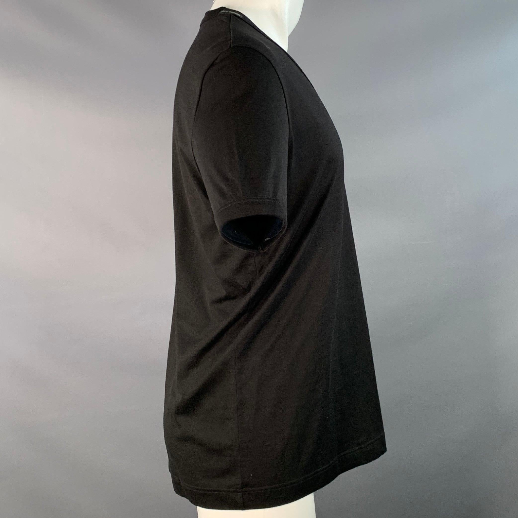 Maglietta Dolce & Gabbana
in jersey di cotone nero con maniche corte e scollo a V. Made in Italy. Eccellente condizione di usato. 

Contrassegnato:   IT 50 

Misure: 
 
Spalla: 18,5 pollici Petto: 42 pollici Maniche: 9,25 pollici Lunghezza: 28