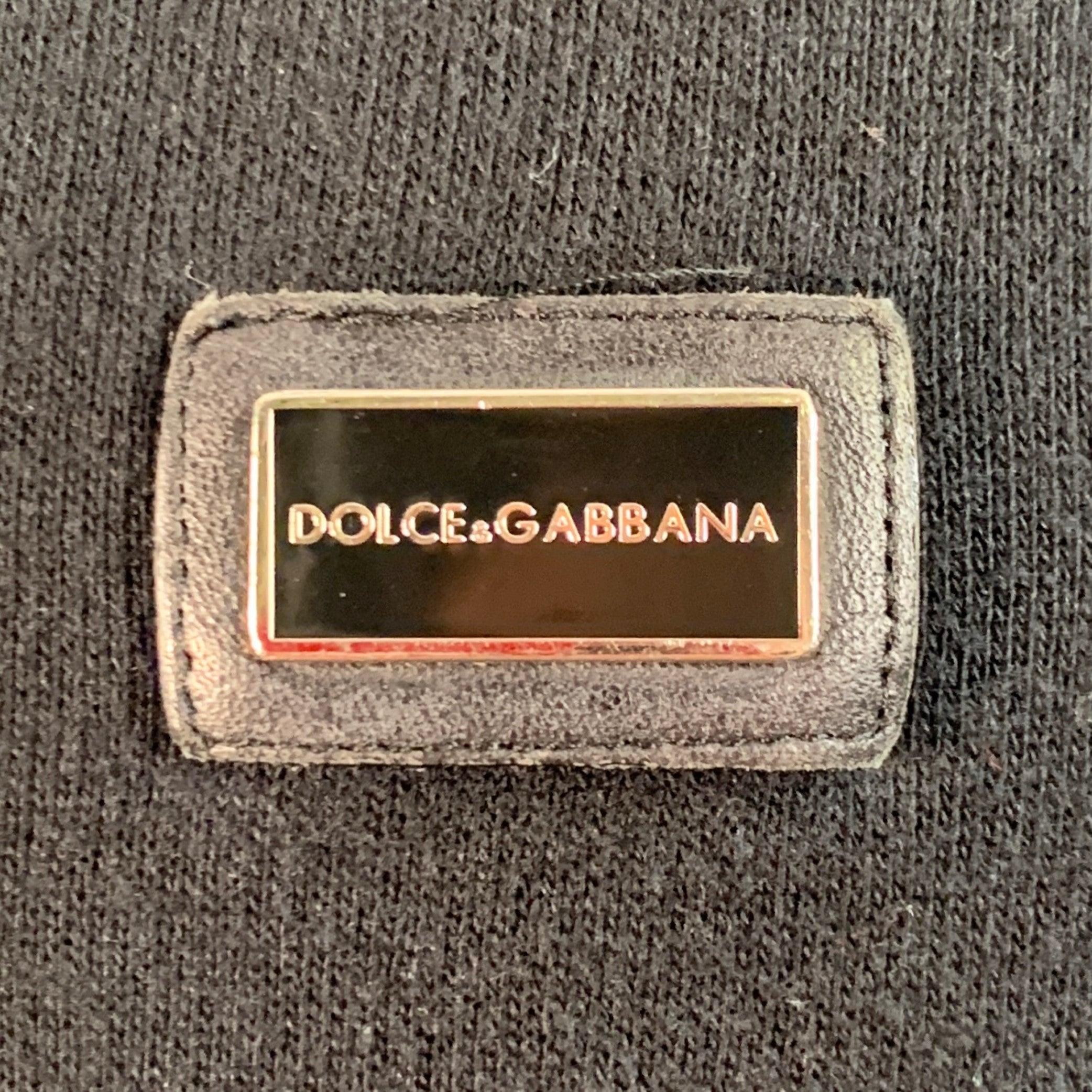 Felpa Dolce & Gabbana
in cotone cashmere nero con cappuccio, finiture in metallo dorato, due tasche con zip e chiusura con zip. Marchio minore. 

Contrassegnato:   IT 50 

Misure: 
 
Spalla: 17,5 pollici Petto: 41 pollici Manica: 26,5 pollici