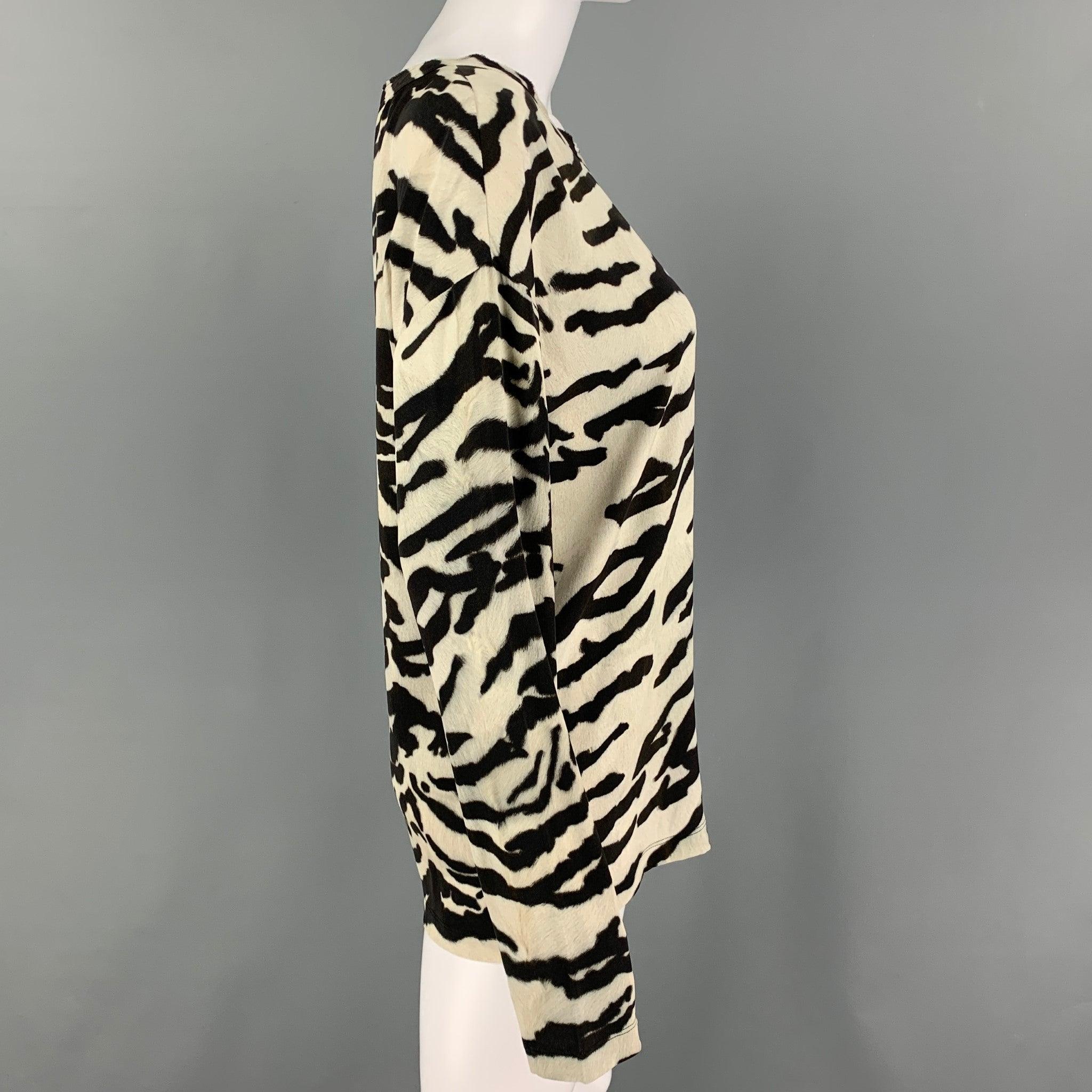 DOLCE & GABBANA casual top comes in a black & white animal print silk featuring a scoop neckline. Made in Italy.
Excellent
Pre-Owned Condition. 

Marked:   42 

Measurements: 
 
Shoulder: 22 inches Bust: 38 inches Sleeve: 21.5 inches Length: 24.5