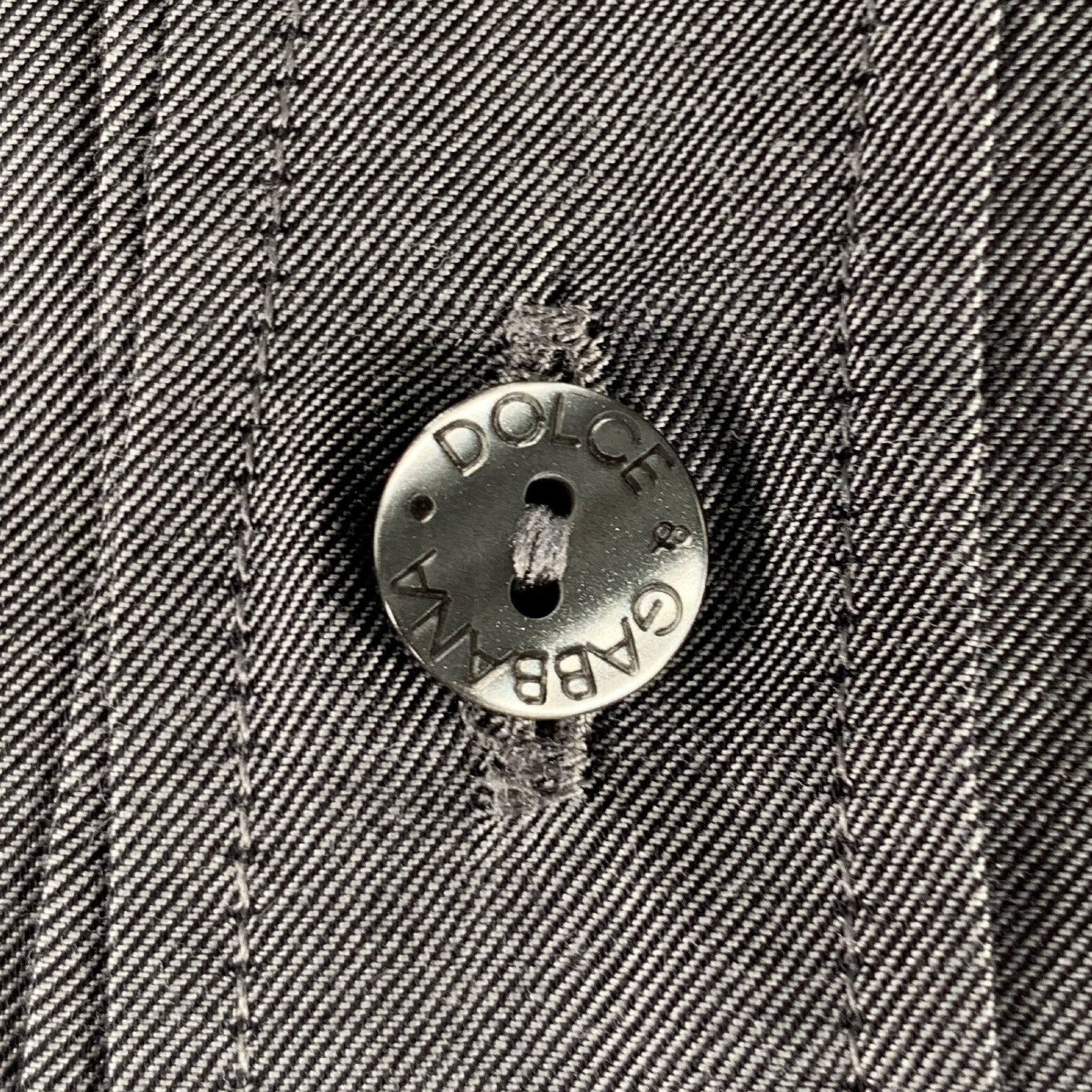 DOLCE & GABBANA long sleeve shirt
in a grey cotton woven fabric featuring spread collar and button closure. Made in Italy. Note: this garment has slightly uneven sleeves, please check measurements.Excellent Pre-Owned Condition. 

Marked:   16/41
