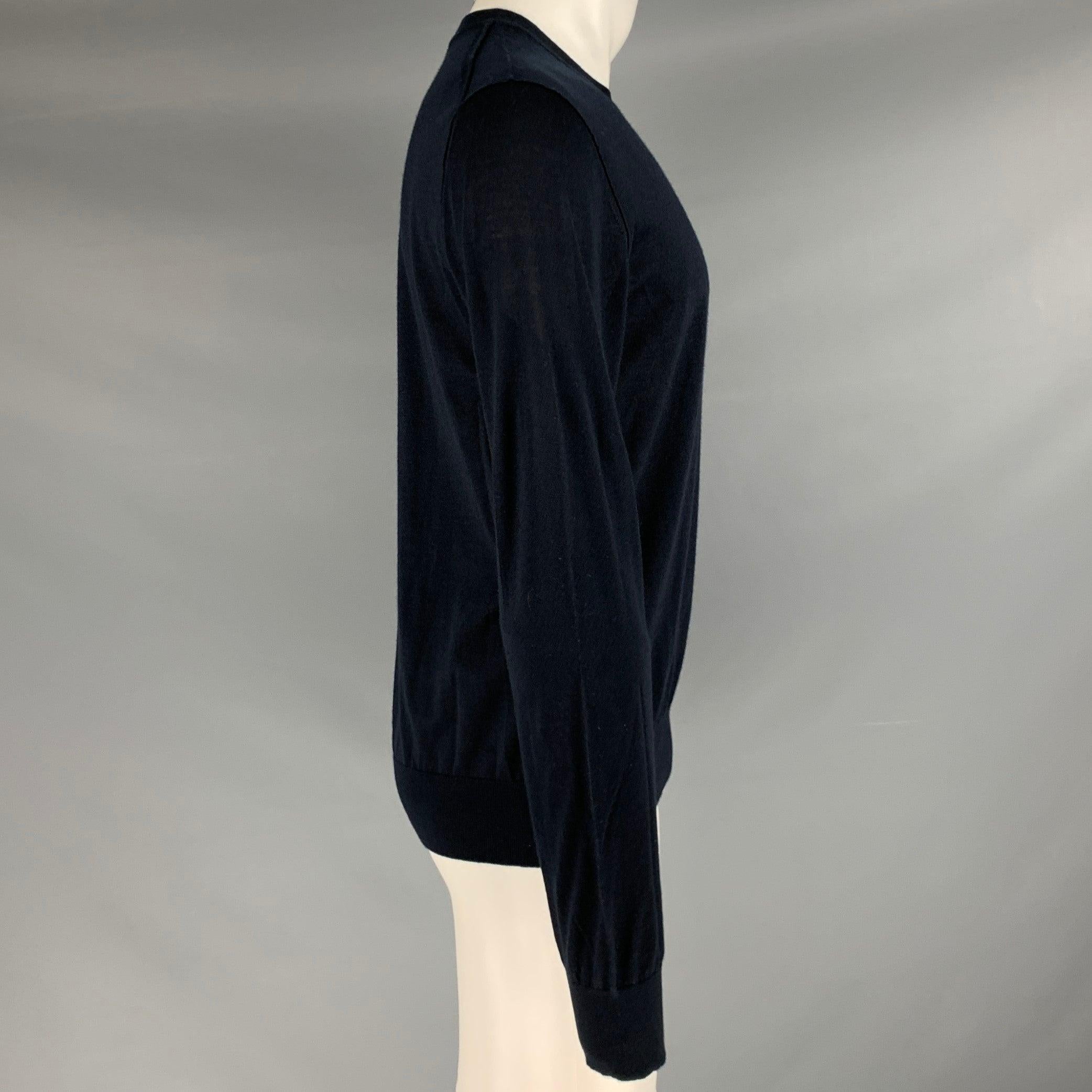 DOLCE & GABBANA pullover
in a
navy cashmere knit featuring long sleeves and a crew neck. Made in Italy.Very Good Pre-Owned Condition. Minor marks. 

Marked:   IT 50 

Measurements: 
 
Shoulder: 17 inches Chest: 40 inches Sleeve: 27 inches Length: 26