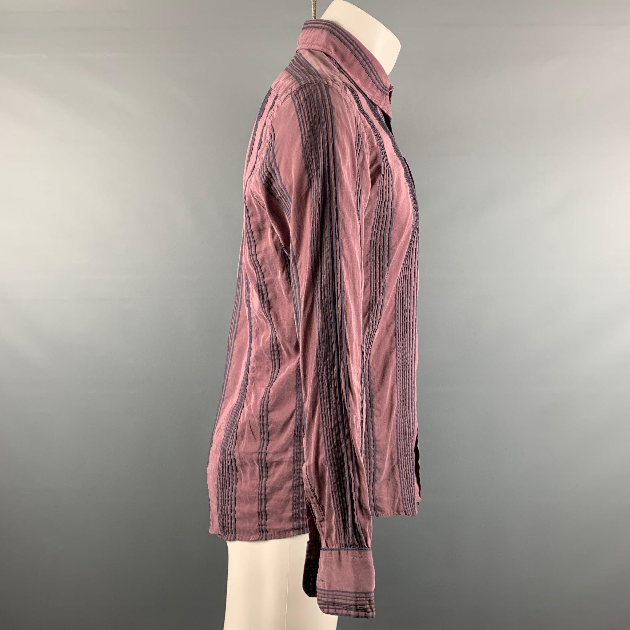 Langärmeliges Hemd von DOLCE & GABBANA aus violetter Seide mit grauen Streifen, einem geraden Kragen und einem Knopfverschluss. Made in Italy. sehr guter gebrauchter Zustand. 

Markiert:   16 & 41 

Abmessungen: 
 
Schultern: 17 Zoll Brustumfang: 42