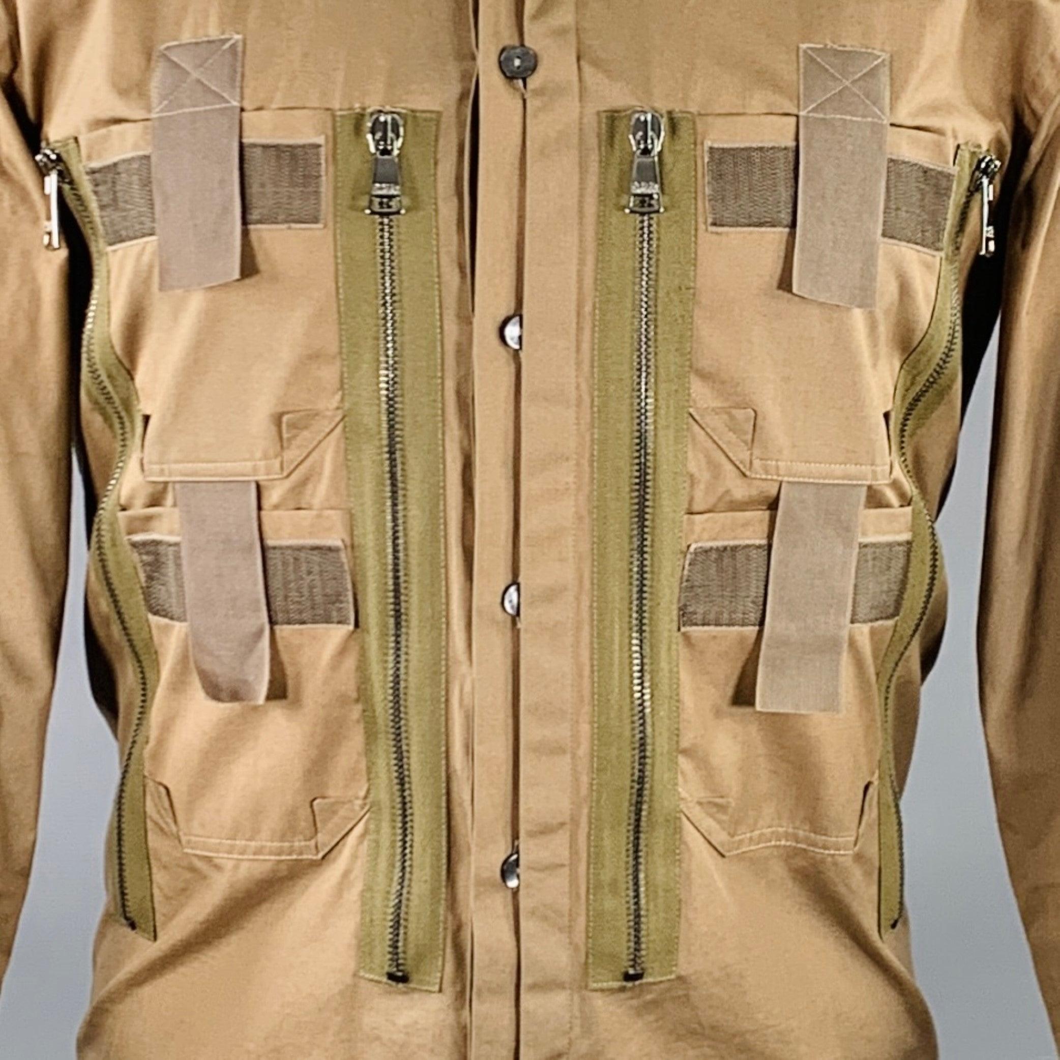 Camicia DOLCE & GABBANA SS08 Runway a maniche lunghe in tessuto di cotone marrone, dal design utilitario con tasche multiple con zip e gancio, spalline e chiusura con bottoni. Moderati segni di usura, si prega di controllare le foto. Così com'è.