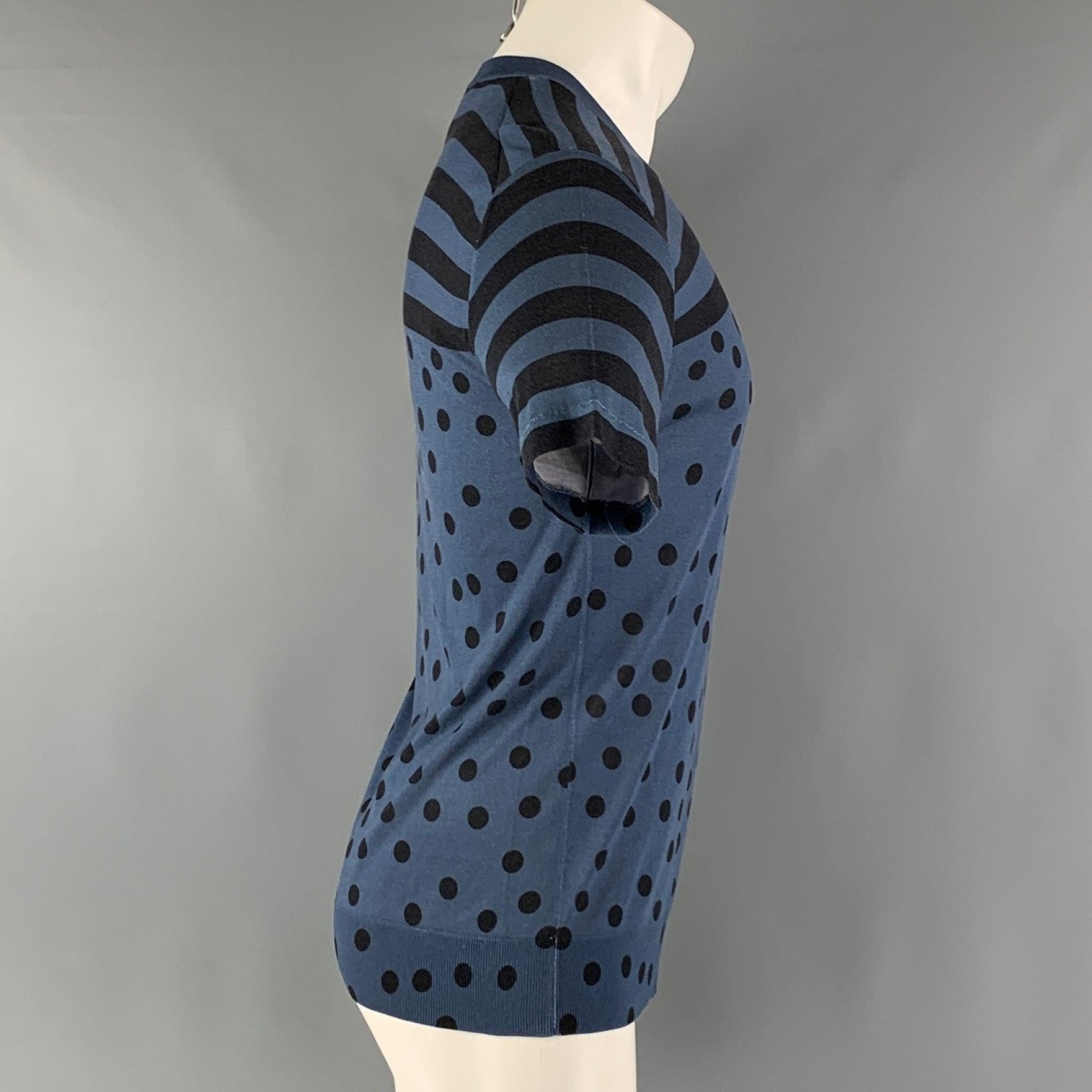DOLCE & GABBANA T-shirt comes in a blue and black silk jersey knit material featuring a polka dot and strips mix pattern, and a V-neck. Made in Italy.Good Pre-Owned Condition. Moderate color fading. As -Is.  

Marked:   46 

Measurements: 
