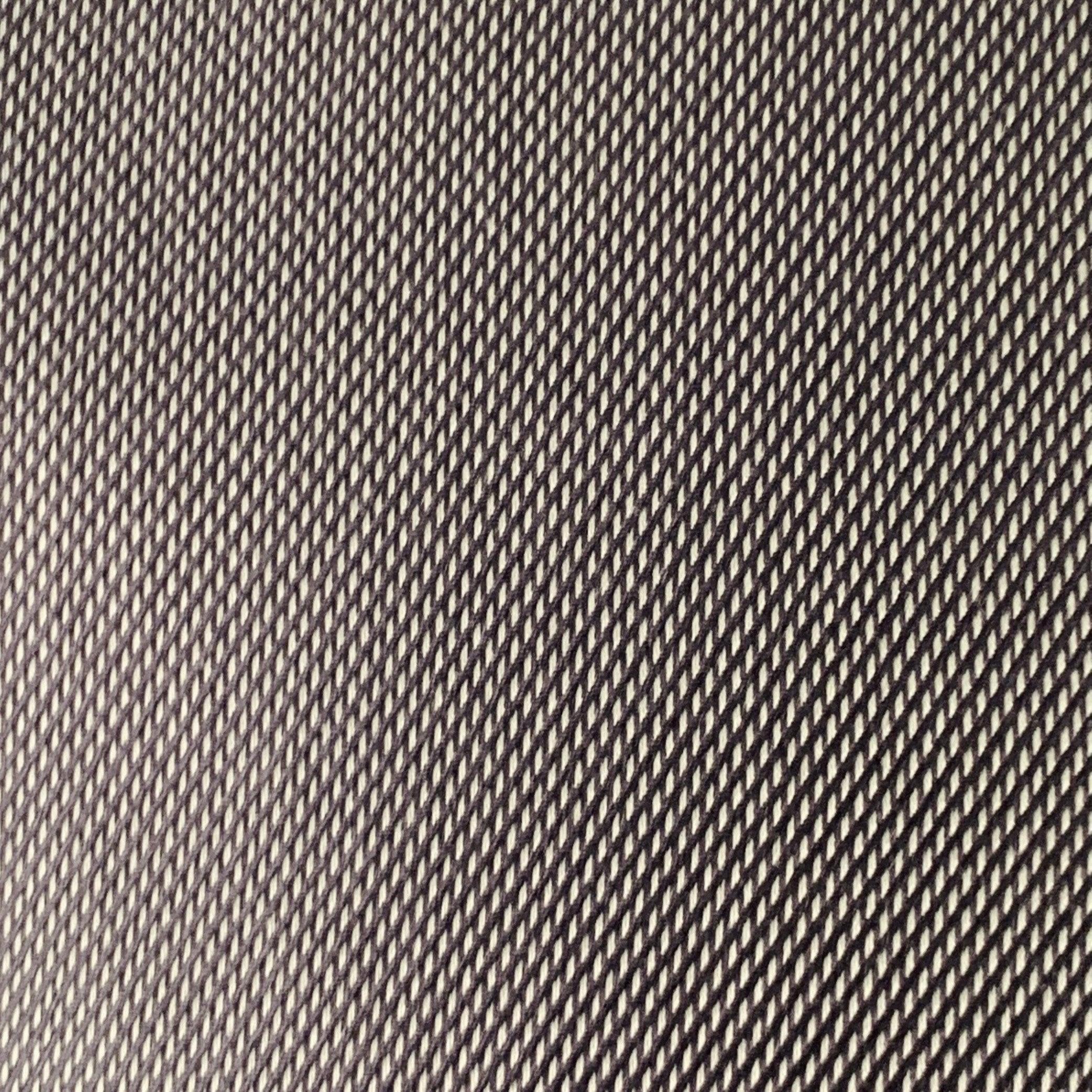 Camisa de manga larga DOLCE & GABBANA
en tejido de algodón gris y negro, con motivos de cabeza de clavo, cuello abierto y cierre de botones. Fabricado en Italia.Excelente estado de conservación. 

Marcado:   15/38 

Medidas: 
 
Hombro 16,5 pulgadas