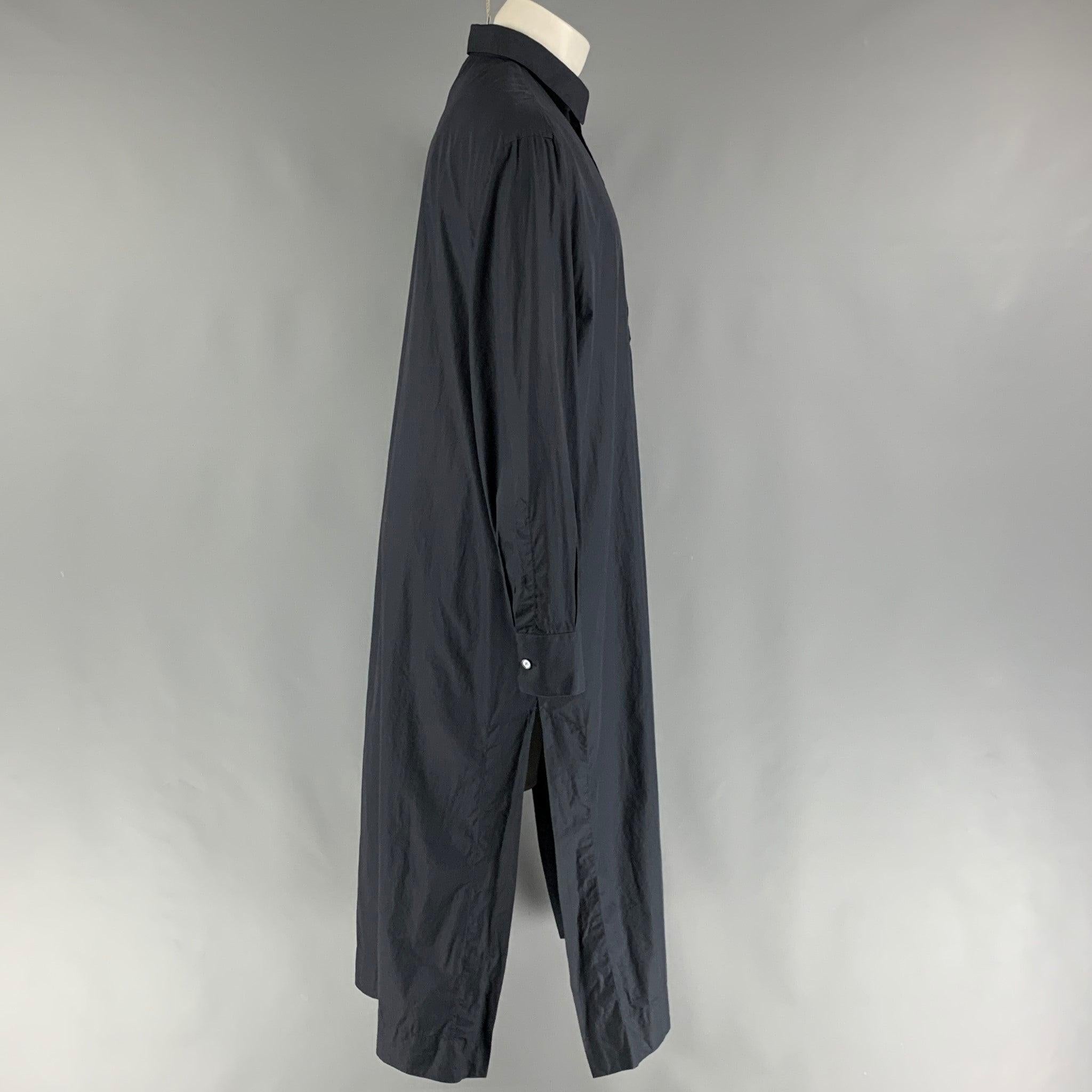 DOLCE & GABBANA long sleeve shirt comes in a navy cotton featuring a caftan style, loose fit, slide sits, spread collar, and a half buttoned closure. Made in Italy.
Very Good
Pre-Owned Condition. 

Marked:   48 

Measurements: 
 
Shoulder: 20 inches