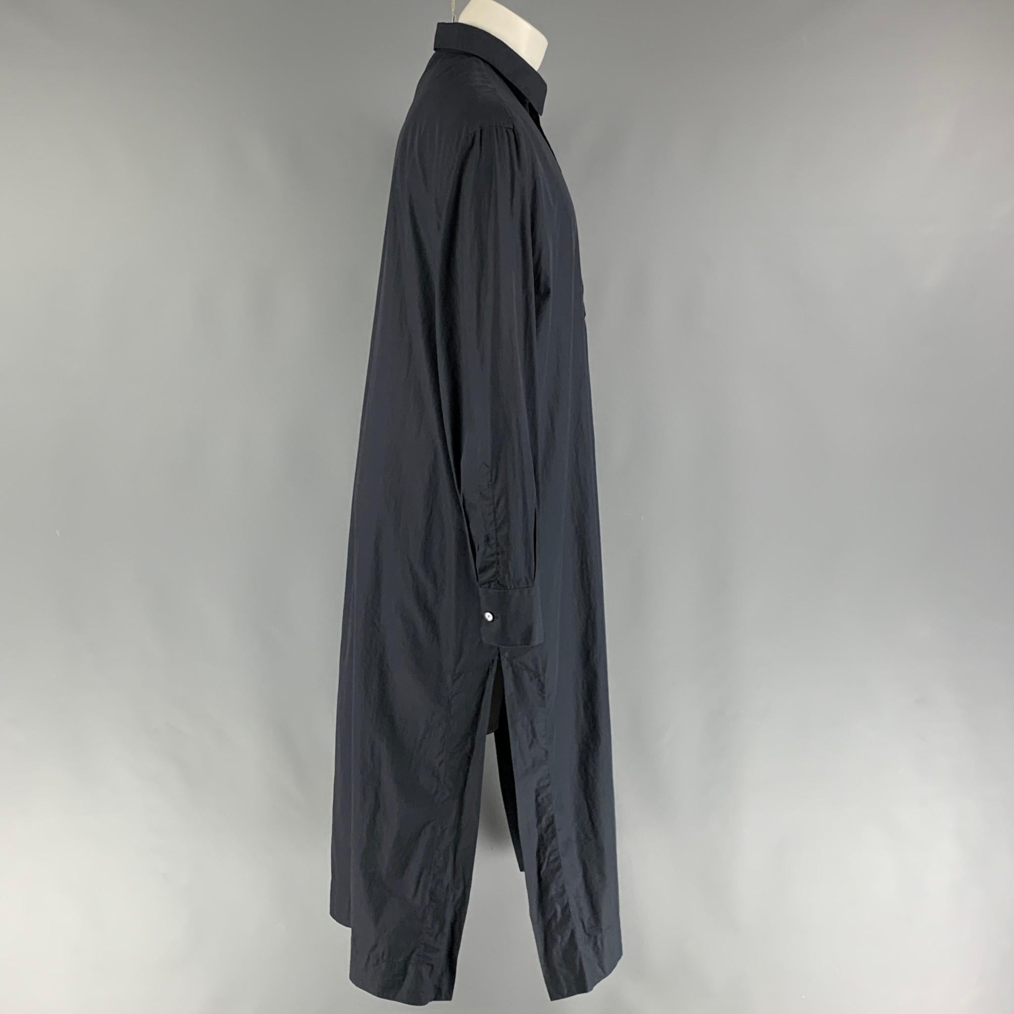 DOLCE & GABBANA long sleeve shirt comes in a navy cotton featuring a caftan style, loose fit, slide sits, spread collar, and a half buttoned closure. Made in Italy. 

Very Good Pre-Owned Condition.
Marked: 48

Measurements:

Shoulder: 20 in.
Chest: