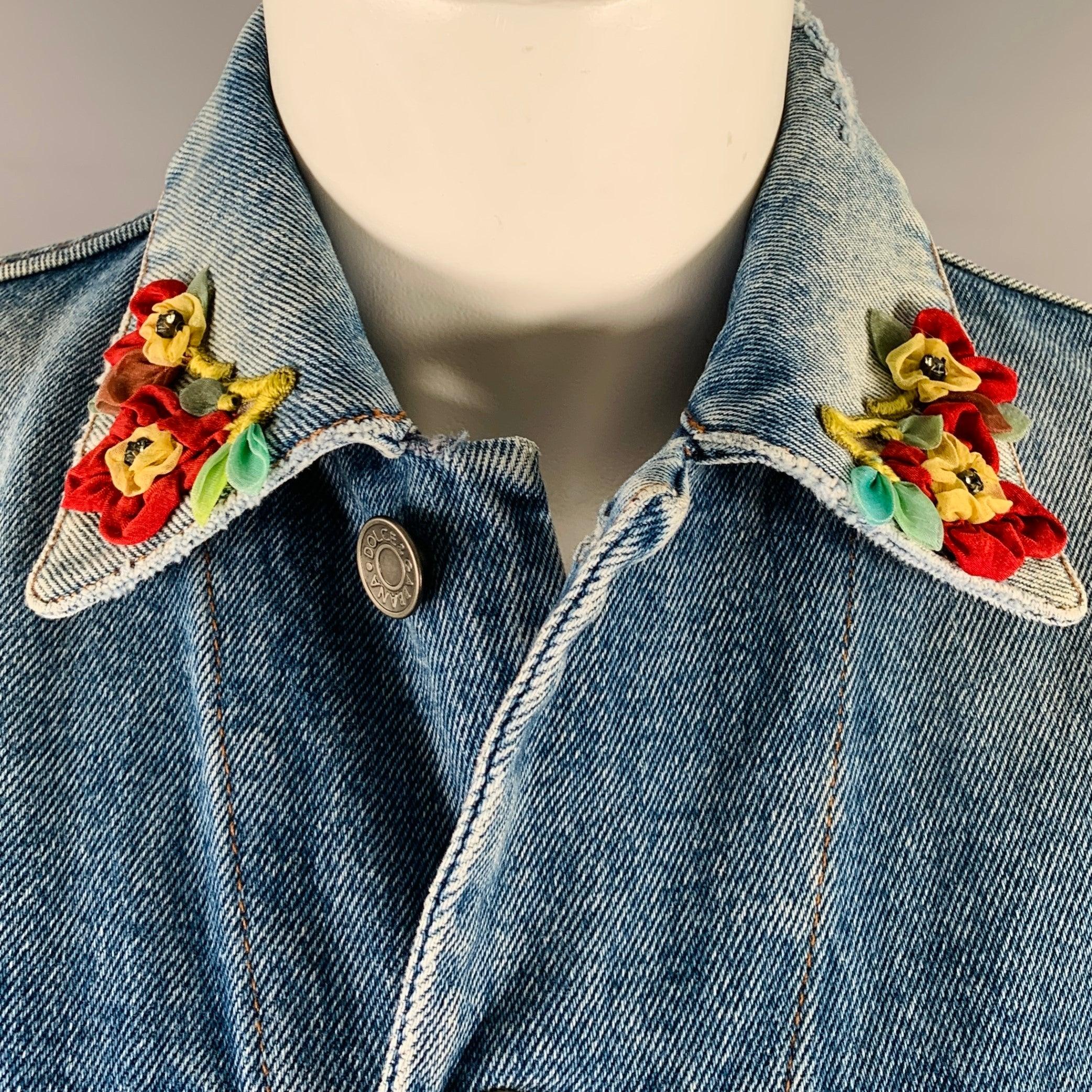 Veste DOLCE & GABBANA
dans un
Ce modèle en denim de coton bleu présente un col fleuri brodé avec des détails en strass, des plumes multicolores sortant des poignets et des poches plaquées, et se ferme par un bouton. Fabriqué en Italie. Excellent