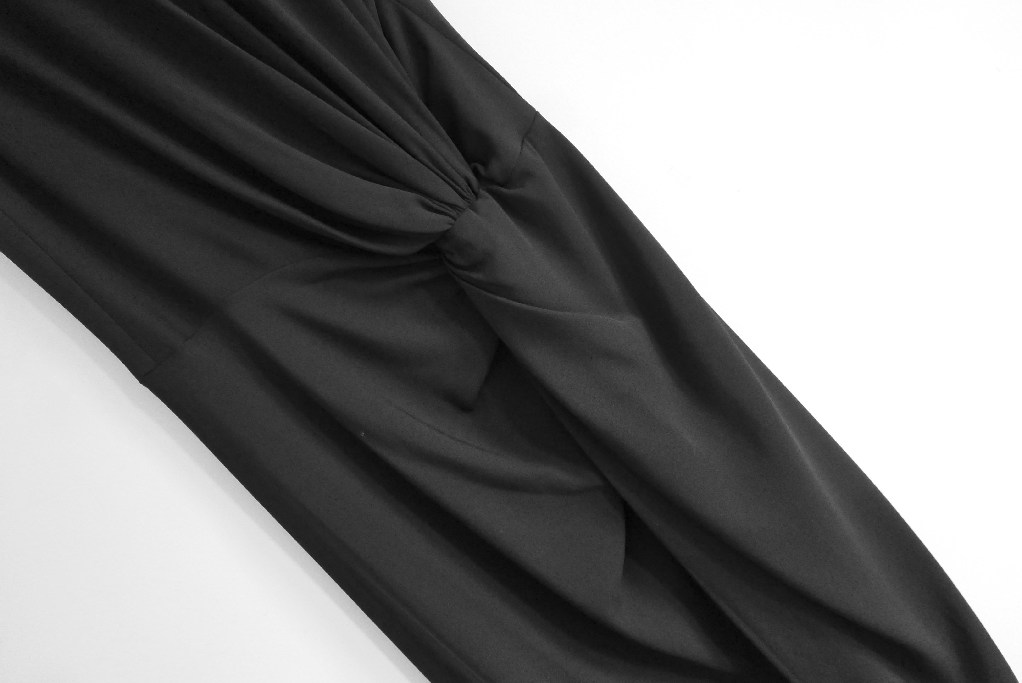 Classico e intramontabile abito femminile di Dolce & Gabbana senza maniche e drappeggiato sul davanti. Comprato per £1550 e nuovo con cartellini. Realizzato in crêpe di misto viscosa nera, ha un bellissimo taglio drappeggiato con orlo asimmetrico.