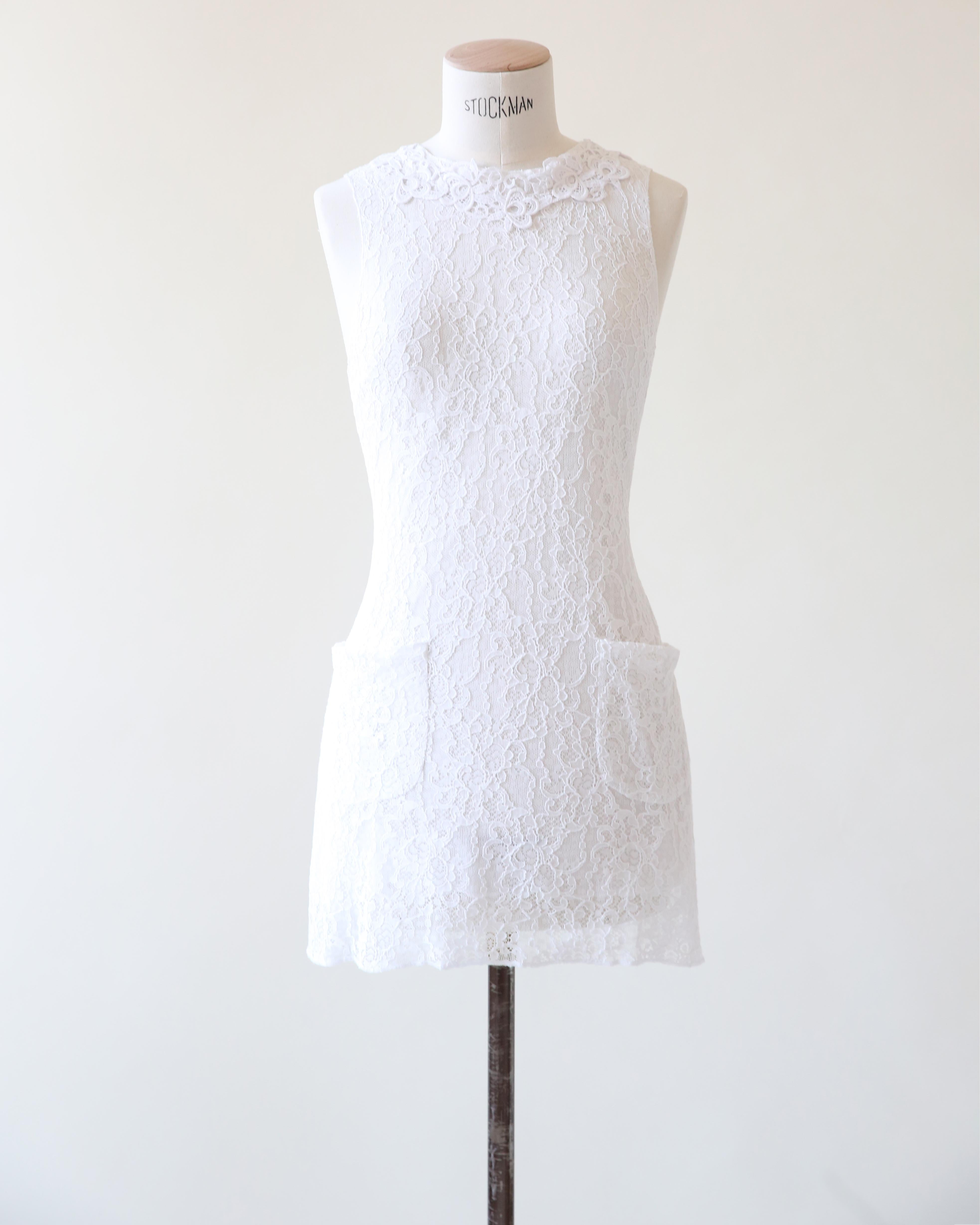 LOVE LALI VINTAGE

Dolce & Gabbana ärmelloses weißes Minikleid aus Spitze mit zwei übergroßen Taschen an der vorderen Hüfte
Unterlage aus Baumwolle mit weißer Spitze darüber
Verdeckter Reißverschluss auf der Rückseite
IN ITALIEN GEFERTIGT

Größe:
IT