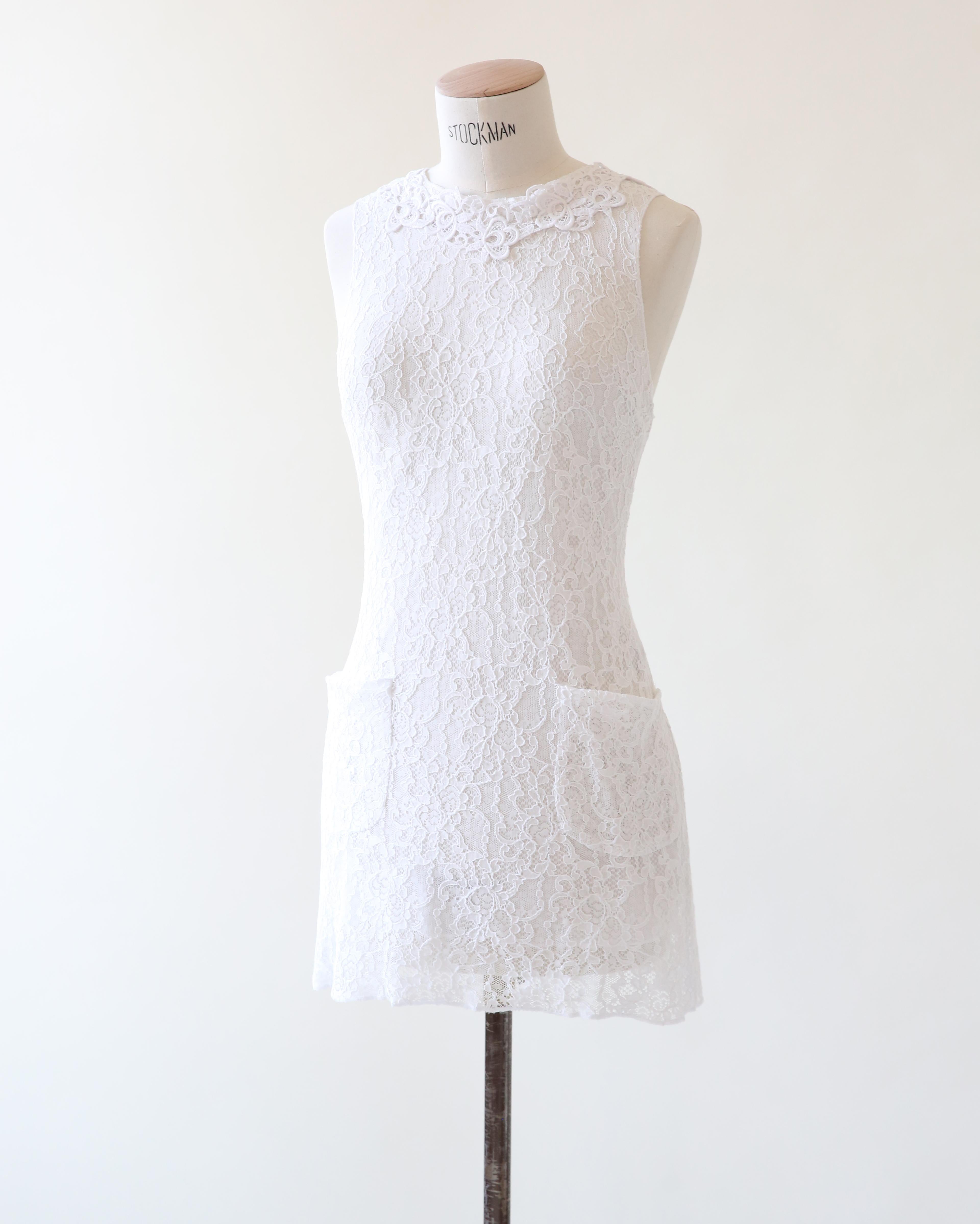 Dolce & Gabbana ärmelloses Minikleid aus weißer Spitze mit Taschen IT 42 (Grau) im Angebot