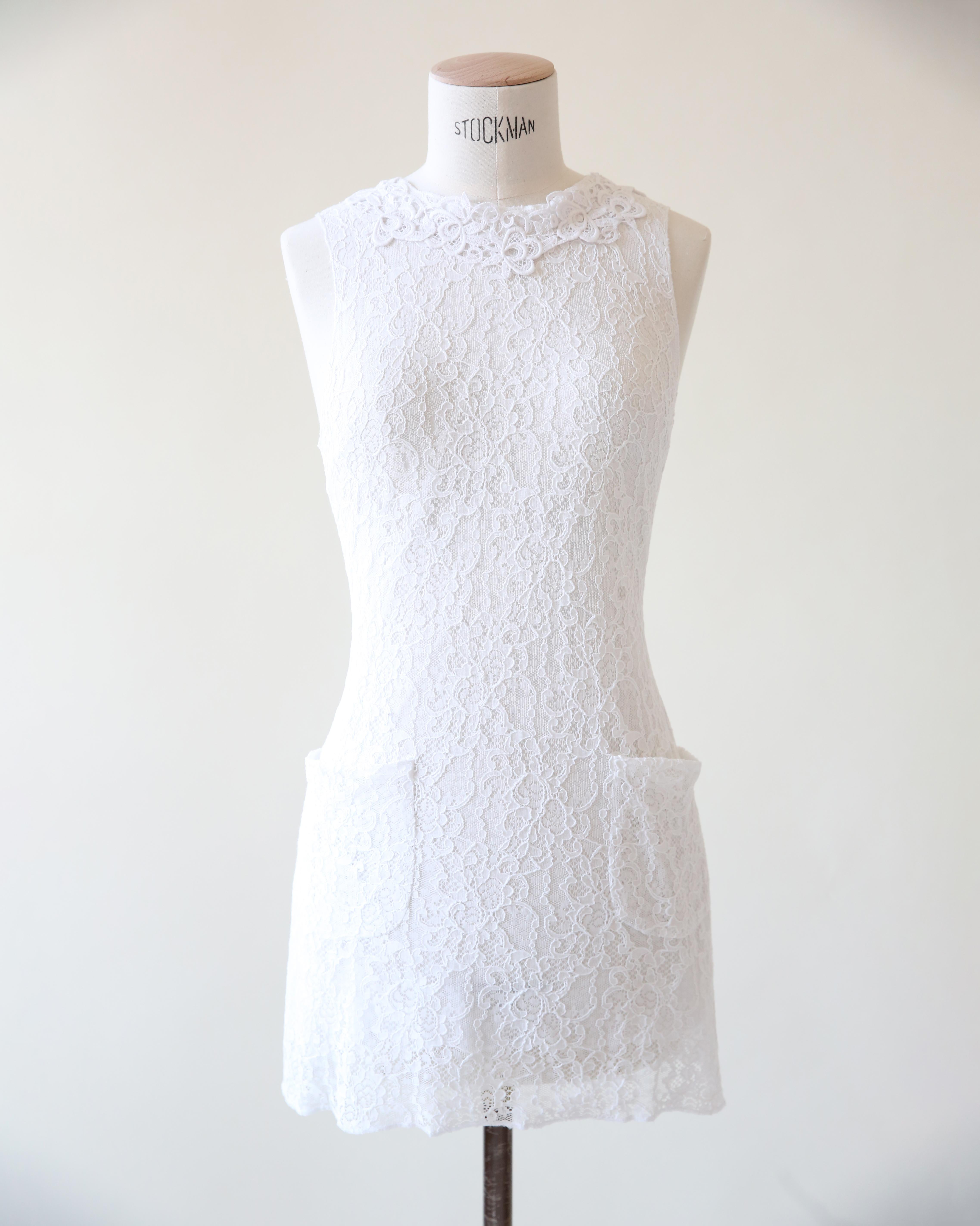 Dolce & Gabbana ärmelloses Minikleid aus weißer Spitze mit Taschen IT 42 im Zustand „Hervorragend“ im Angebot in Milano, Lombardia