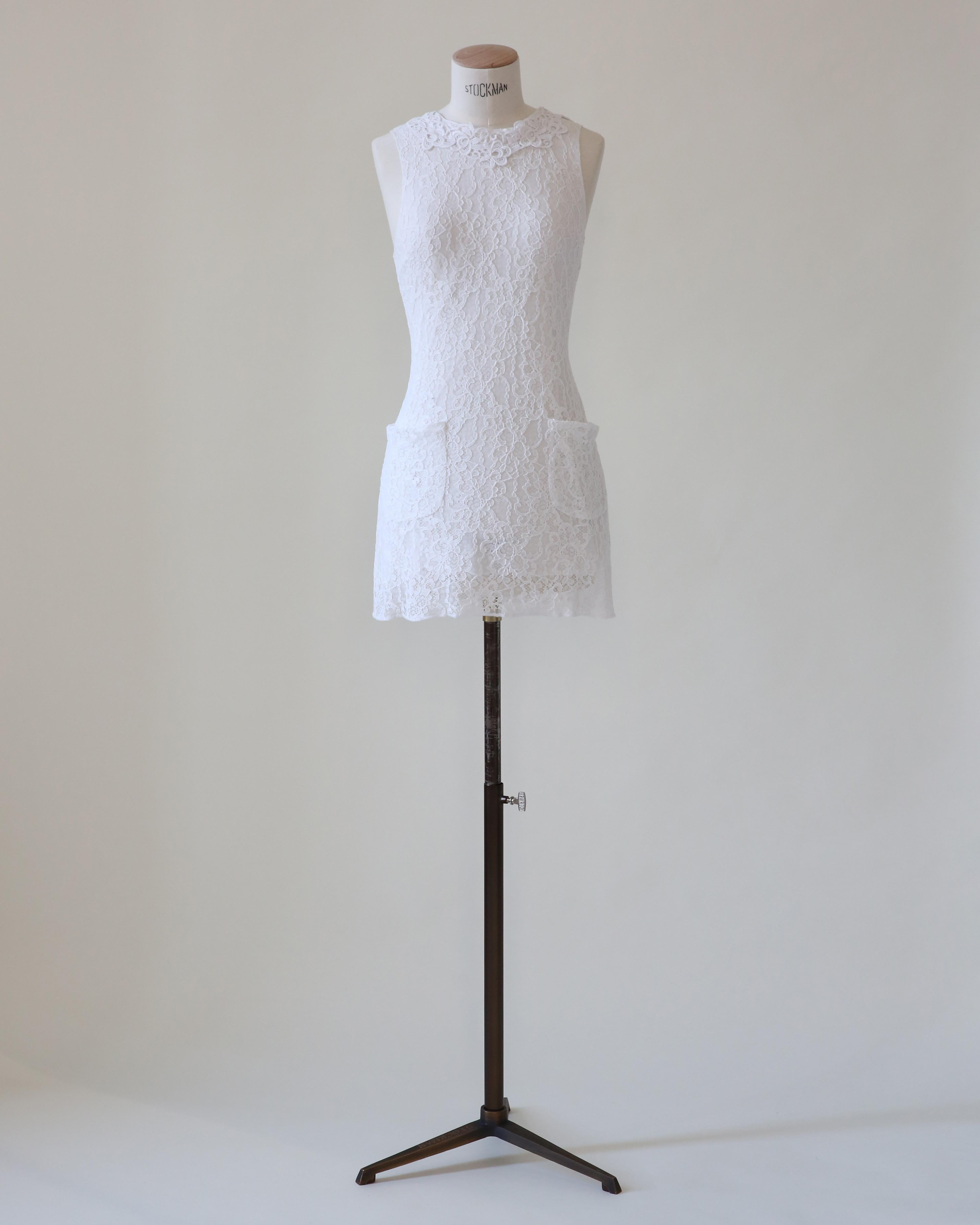 Dolce & Gabbana ärmelloses Minikleid aus weißer Spitze mit Taschen IT 42 im Angebot 1