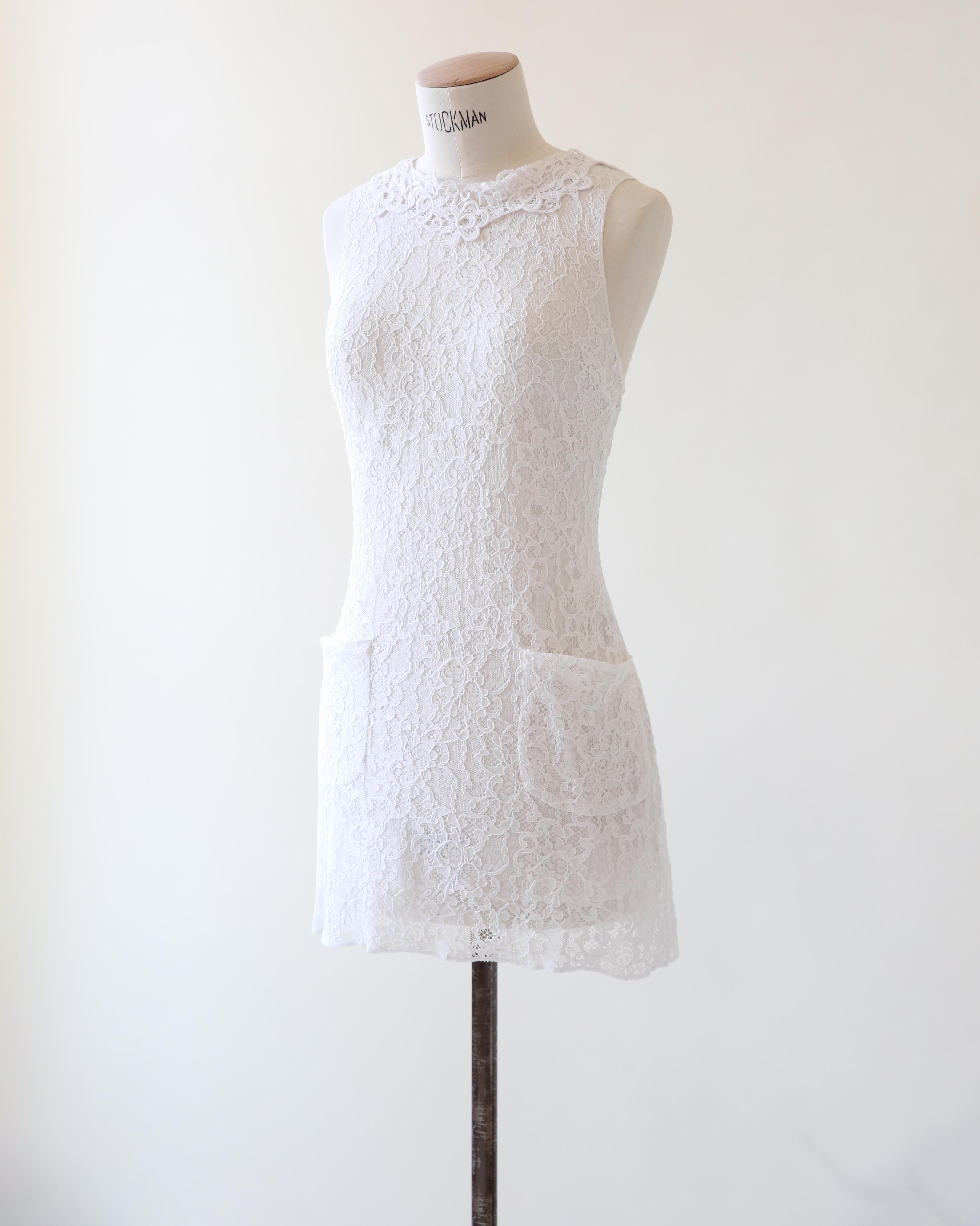 Dolce & Gabbana ärmelloses Minikleid aus weißer Spitze mit Taschen IT 42 im Angebot 3