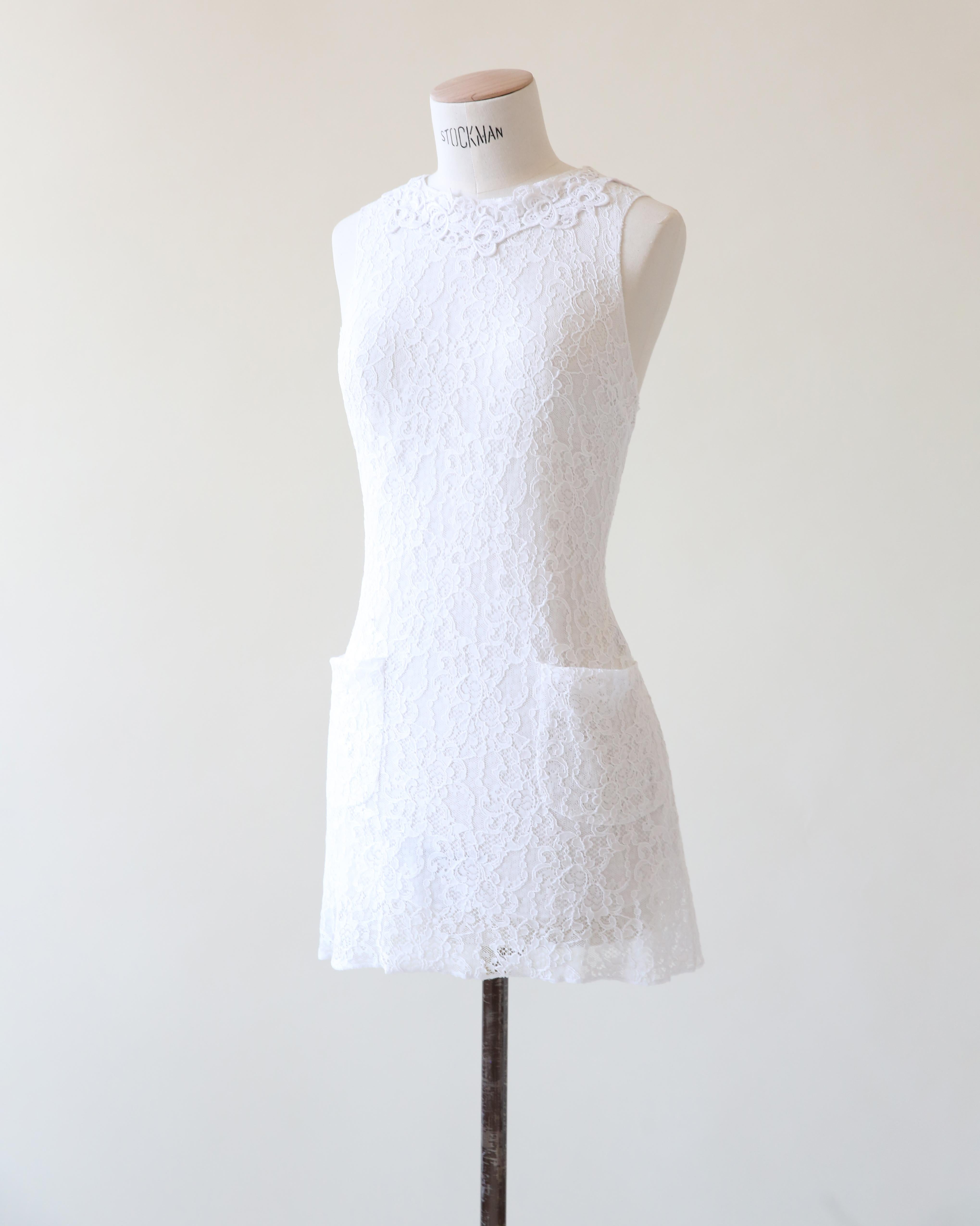 Dolce & Gabbana ärmelloses Minikleid aus weißer Spitze mit Taschen IT 42 im Angebot 4