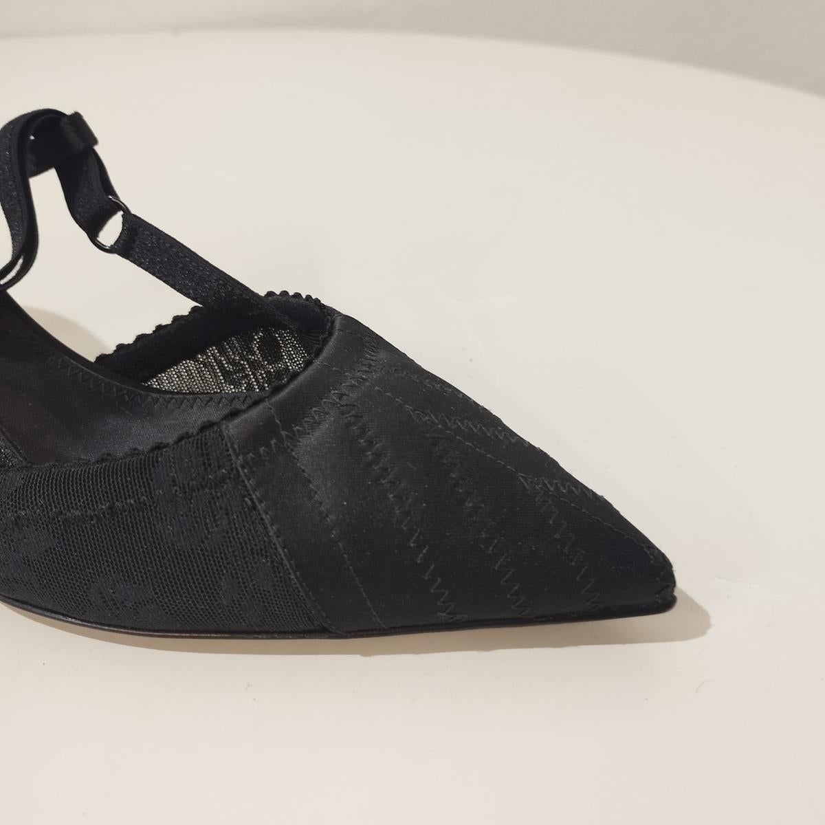 Satin
Schwarze Farbe
Gespitzt
Absatzhöhe cm 6,5 (2,55 Zoll)
Mit Box
Schneller Versand aus Italien