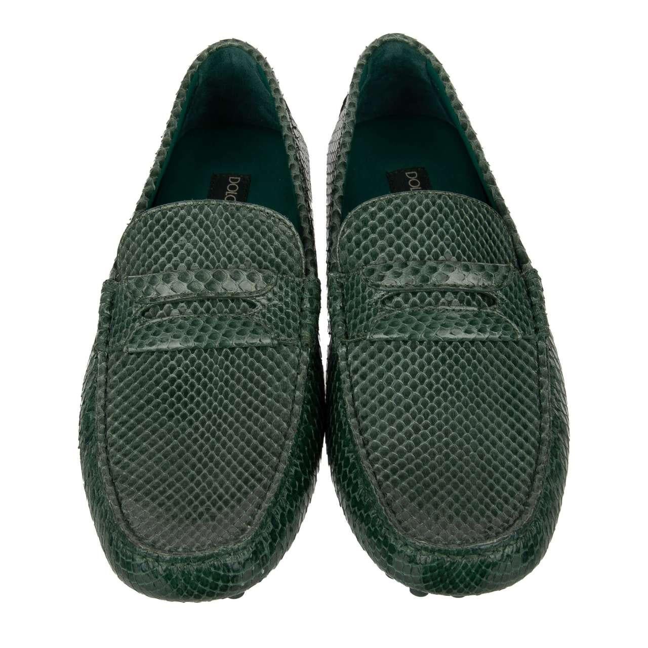 - Snake skin moccasins shoes GELA ZERO with DG metal logo in green by DOLCE & GABBANA - MADE IN ITALY - New with Box - Model: A30048-A2F08-80539 - Material: 95% Snake skin, 5% Calfskin - Sole: Rubber - Color: Green - Metal DG Logo - Leather footbed