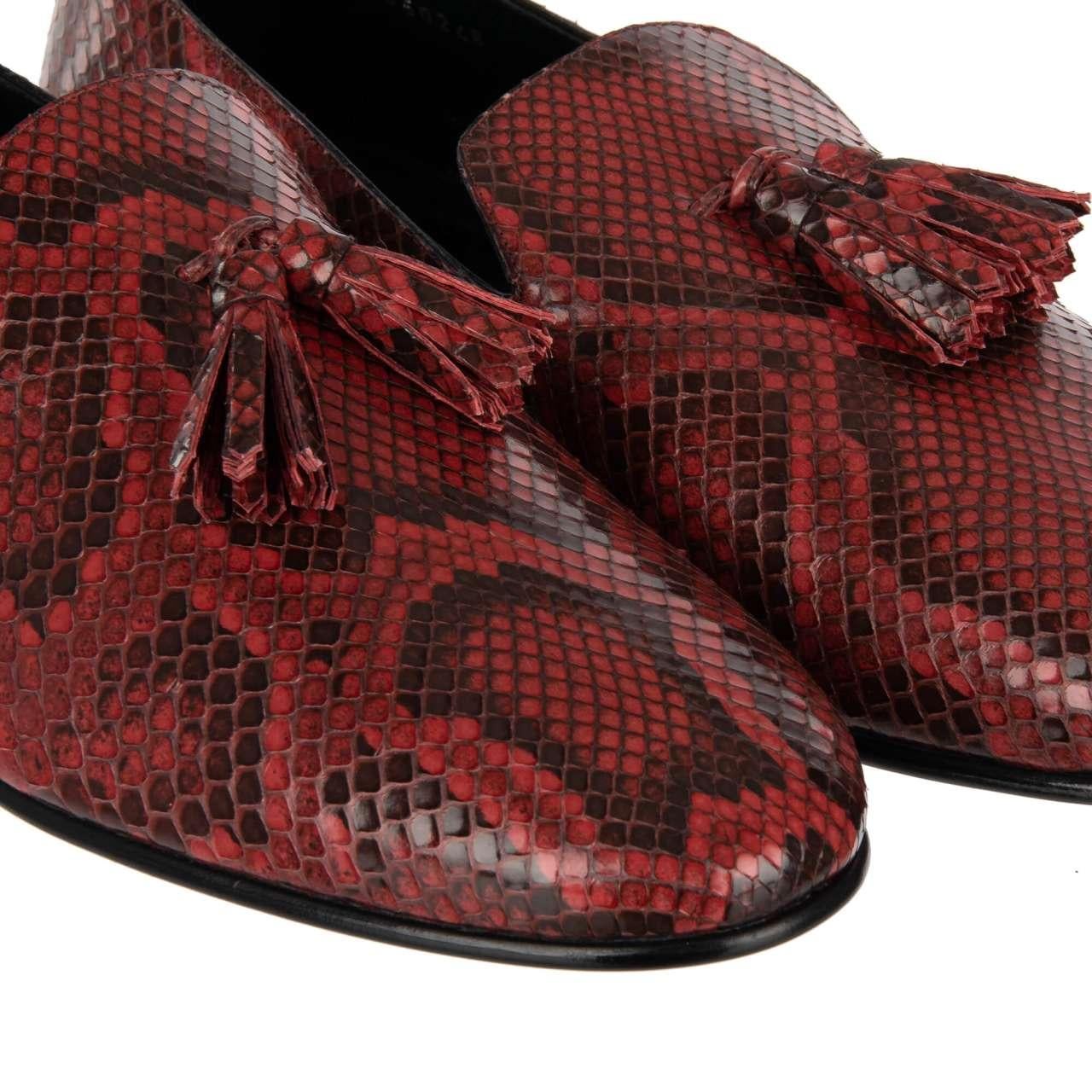 - Snake skin loafer shoes YOUNG POPE with tassels in red by DOLCE & GABBANA - MADE IN ITALY - Former RRP: UR 1.250 - New with Box - Model: A50248-A2043-8H309 - Material: 100% Snake skin - Sole: Leather - Color: Red - DG golden metal logo on the side