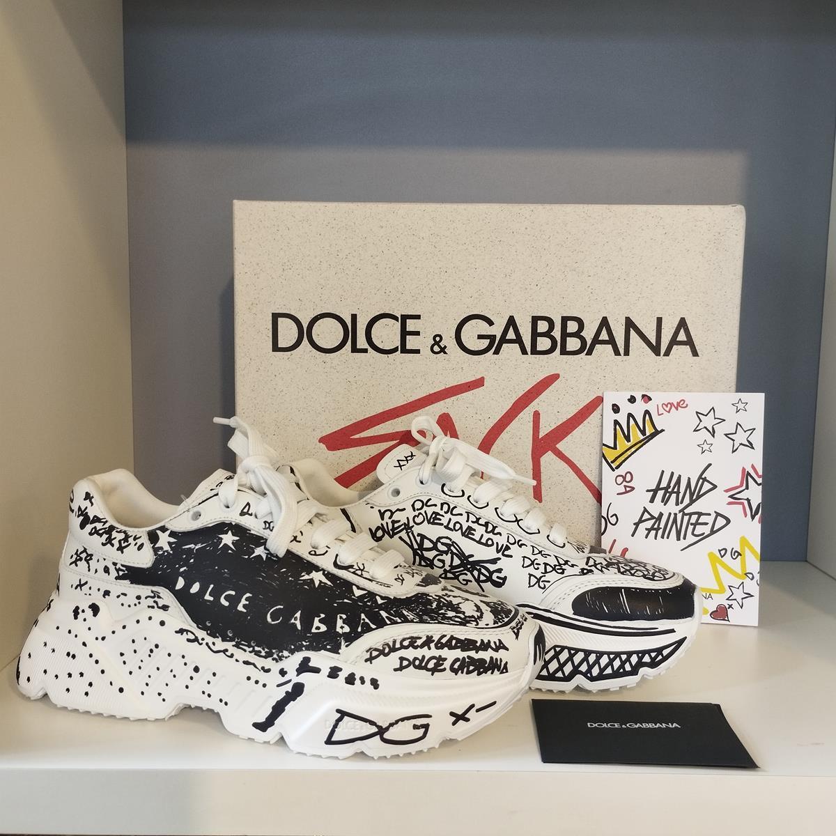 Beautiful and brand new Limited Edition Dolce & Gabbana sneakers
Calf, nappa
White color
Hand painted written
Laced
Free and express shipping from Italy
