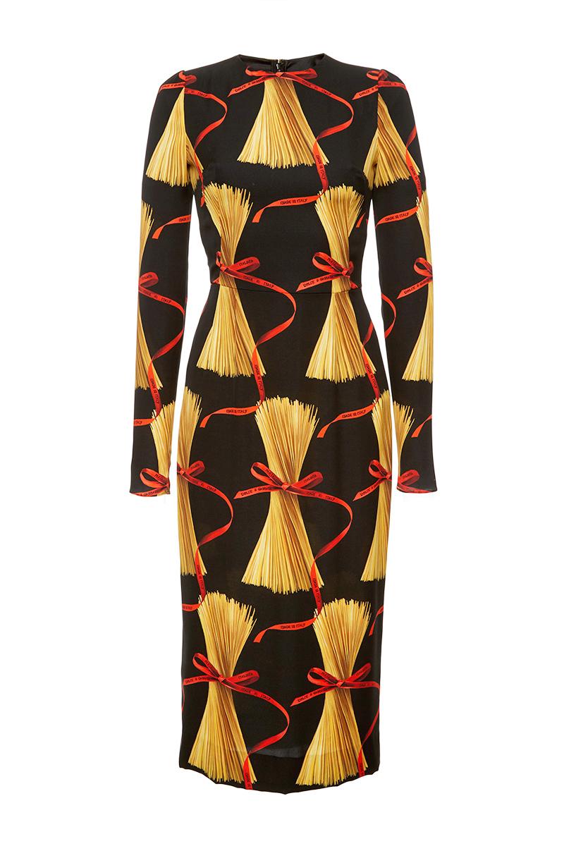 Rendered in silk, this Dolce & Gabbana dress features a pasta placed print in a stretch charmeuse and long sleeves with decorative jewel buttons at the back.
Pasta placed print in stretch charmeuse
Long sleeves with decorative jewel buttons at