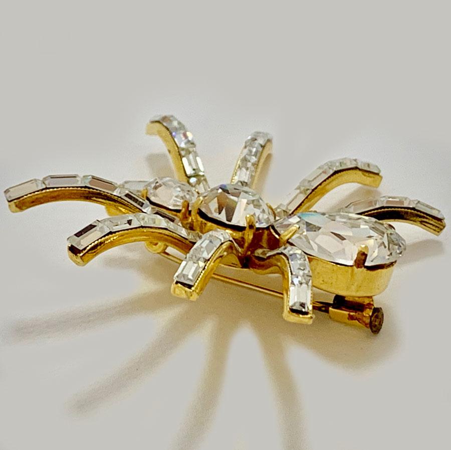 It is a gold metal brooch set entirely with baguette rhinestones, round and pear-shaped.
It is in very good condition. The mark is engraved on the back of the brooch.
Its dimensions are as follows: 4.5x6.5 cm
The spider pin will be delivered in a