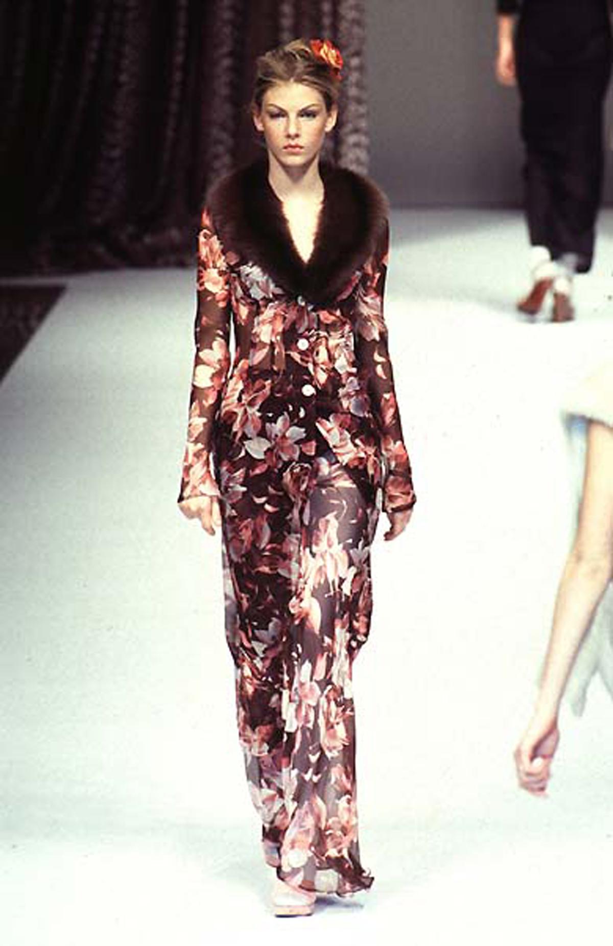 Cappotto e pantaloni in seta floreale di Dolce & Gabbana, dalla collezione Primavera/Estate 1997. Design velato e fluido. Lo stesso set con un collo di pelliccia sul cappotto è stato visto in passerella.

Condizione
Nuovo con tag

Dimensione