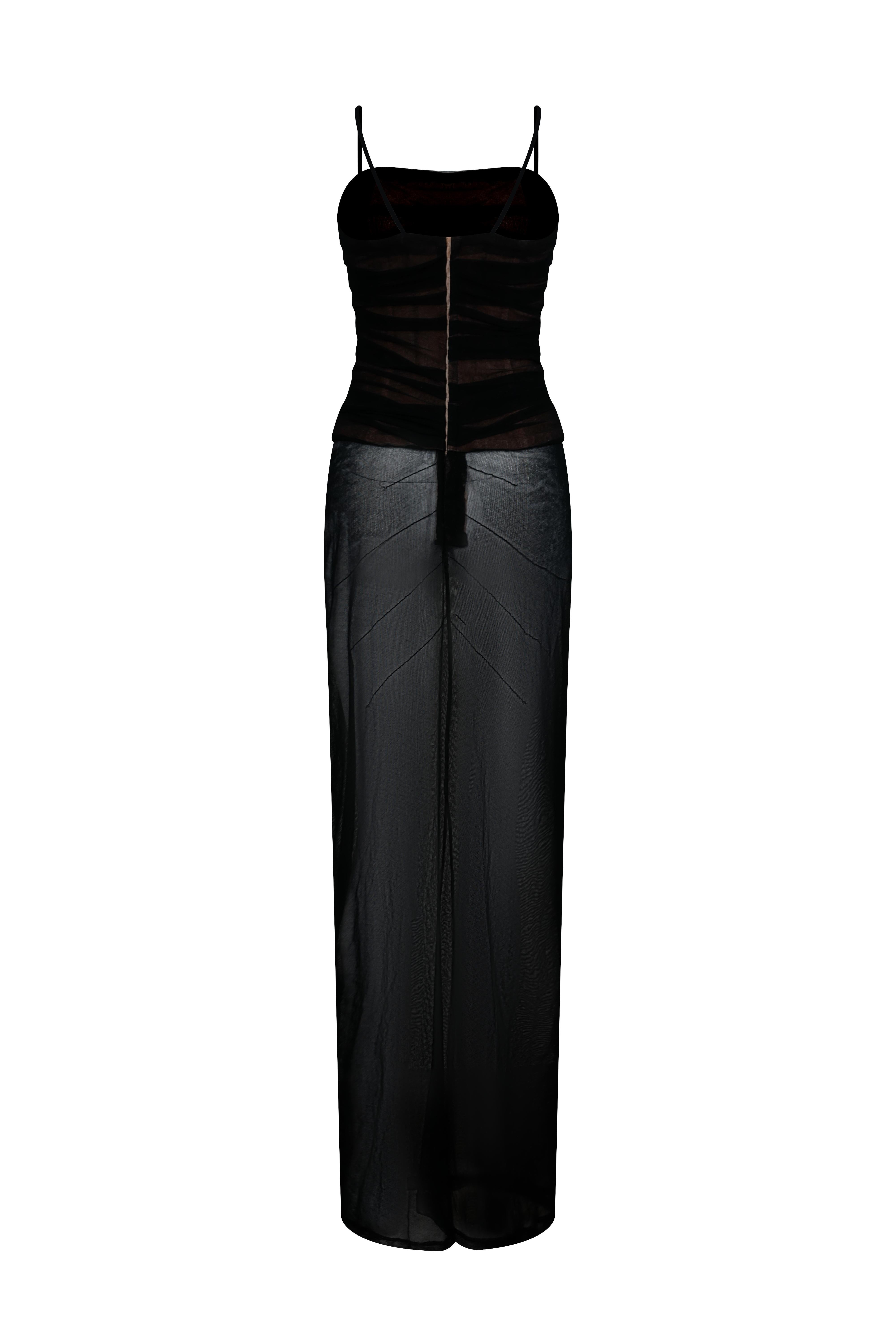 Obra maestra de la transformación, la gracia y el arte de la alta costura, este excepcional Vestido Mariposa Negro Dolce & Gabbana Primavera 1998 captura la esencia de la belleza etérea y la sofisticación atemporal. Confeccionada con capas negras