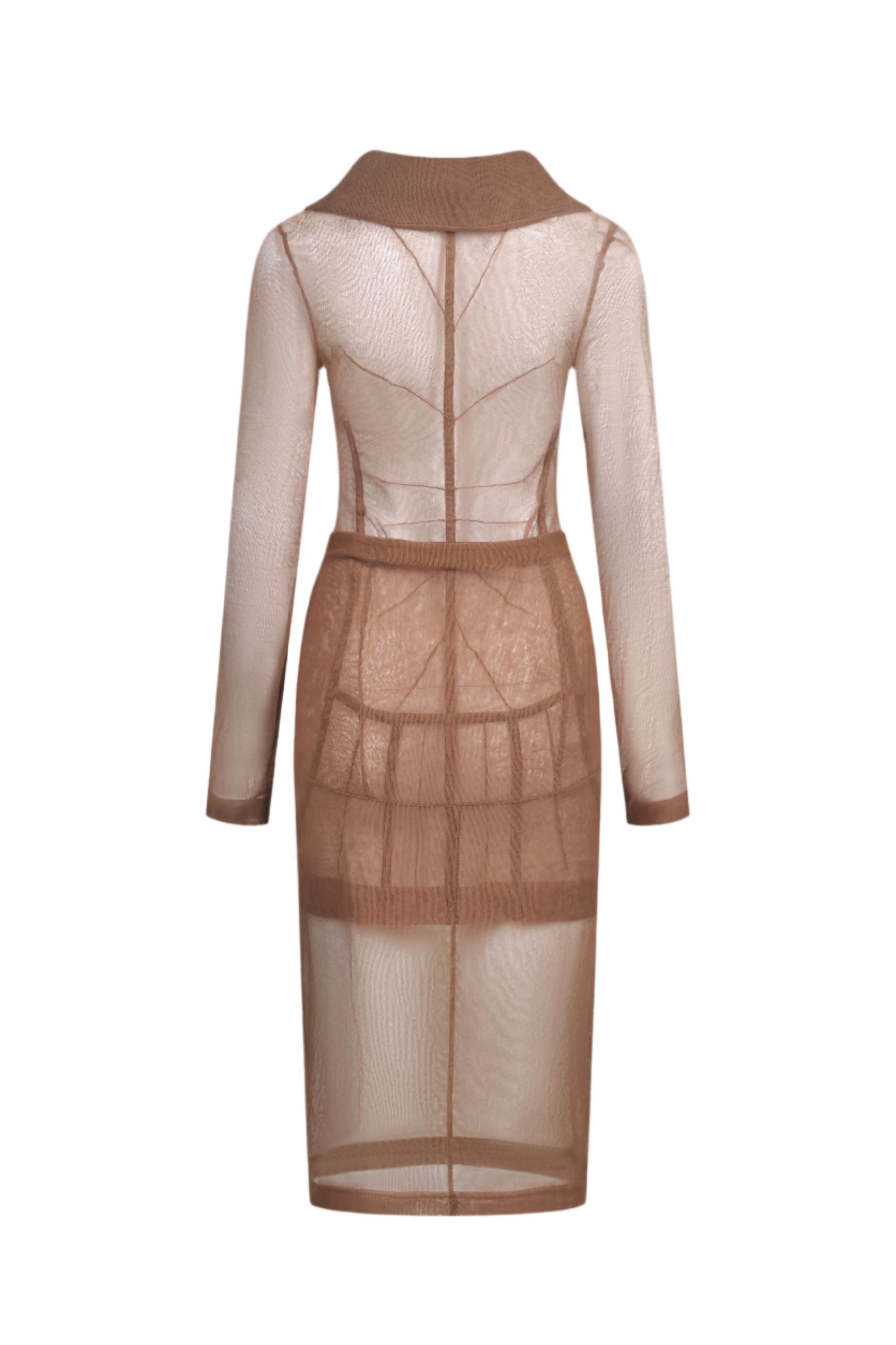Dieses zweiteilige Set von Dolce & Gabbana aus dem Frühjahr 1998 ist ein seltener archivarischer Schatz und verkörpert mit seiner ätherischen Handwerkskunst und mühelosen Eleganz die Essenz der High Fashion der 1990er Jahre. Das fließende Oberteil