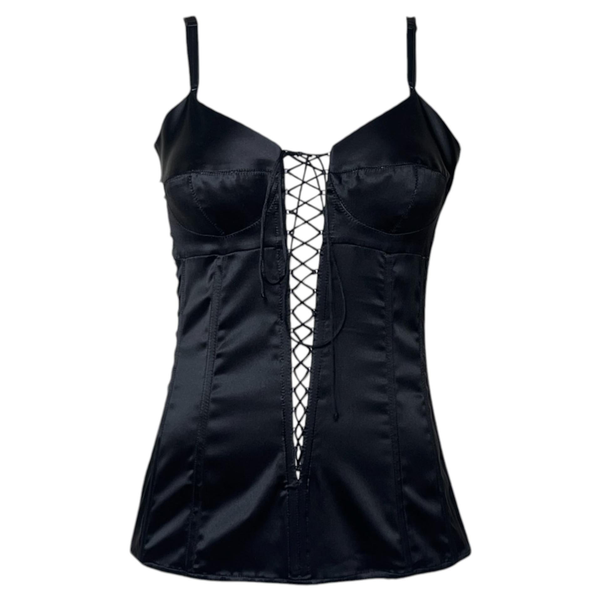 Top tipo corsé con cordones de satén negro de Dolce & Gabbana, colección Primavera 2003