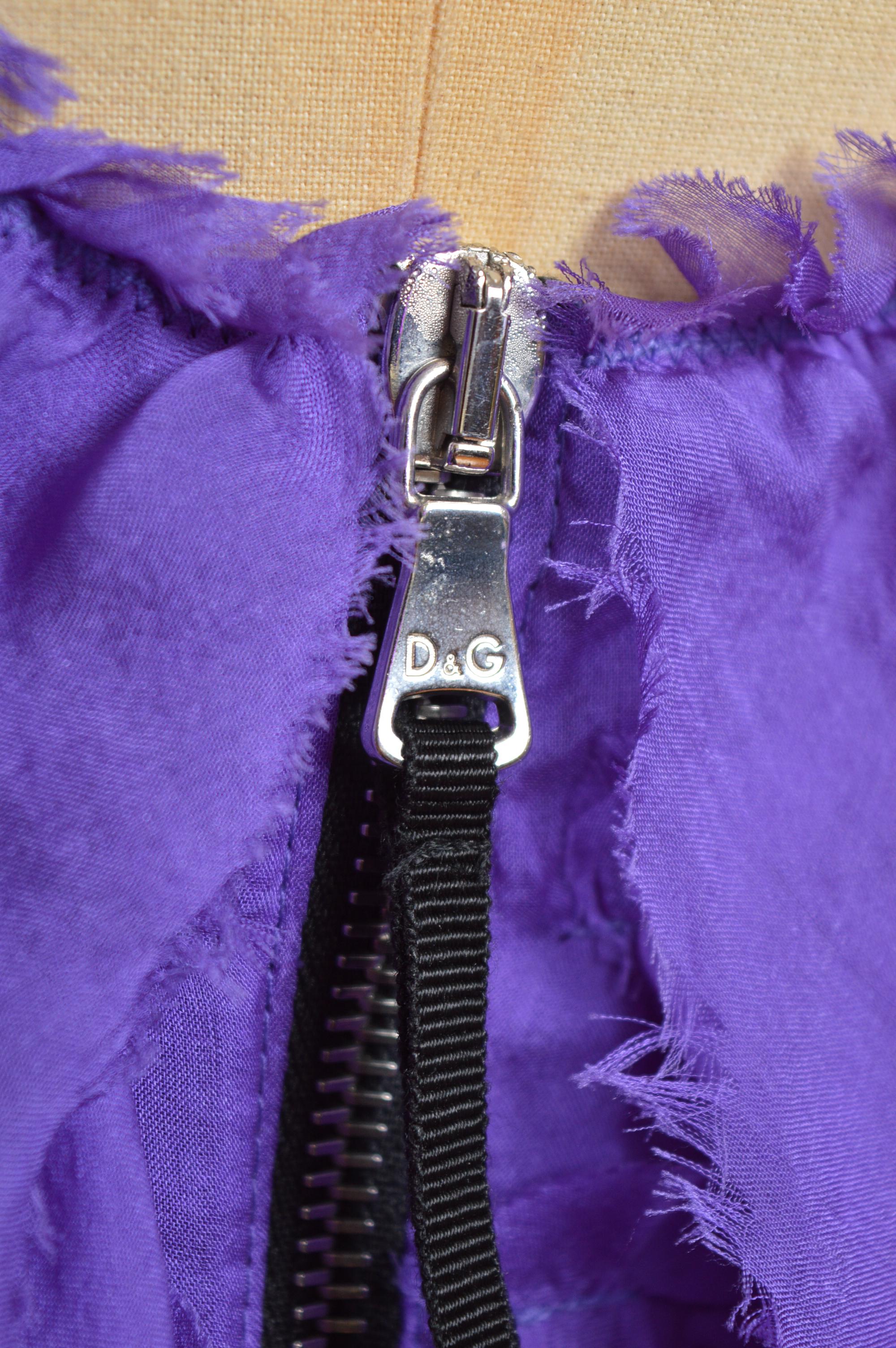 Dolce & Gabbana Frühjahr 2005 Lila Träger-Minikleid aus reiner Seide mit Rüschen im Angebot 5