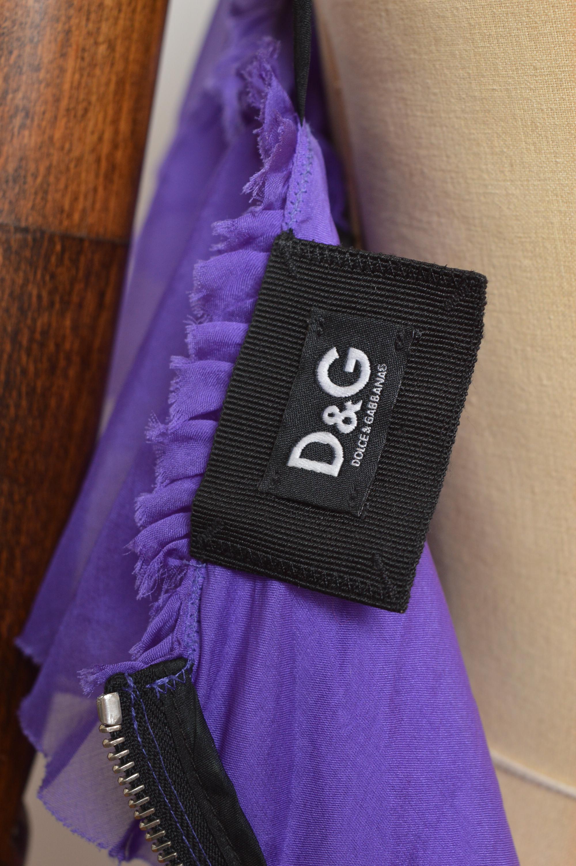 Dolce & Gabbana Frühjahr 2005 Lila Träger-Minikleid aus reiner Seide mit Rüschen im Angebot 6
