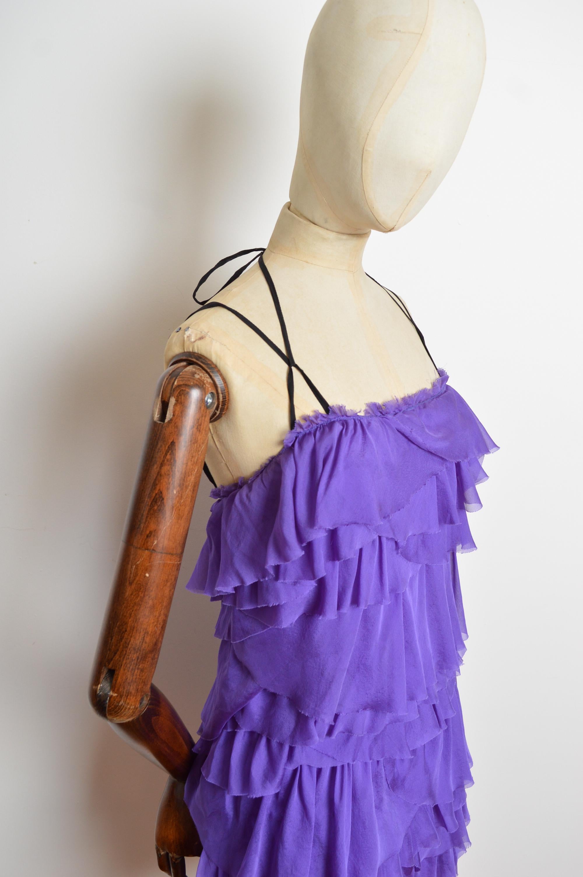 Dolce & Gabbana Frühjahr 2005 Lila Träger-Minikleid aus reiner Seide mit Rüschen im Angebot 2